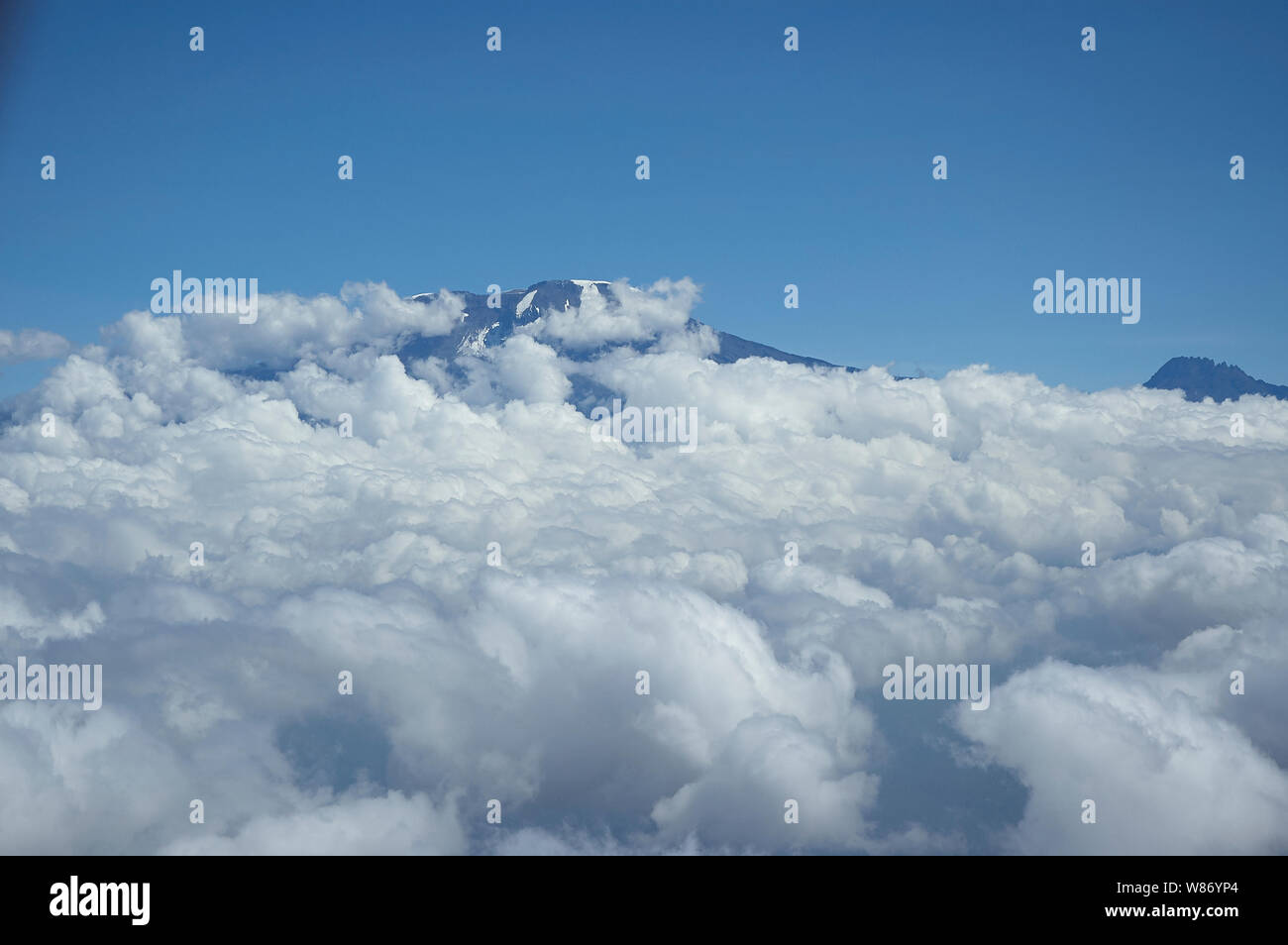 Luftbild des Kilimandscharo mit Kibo und Mawenzi peak kurz nach dem Start vom Flughafen von Arusha Stockfoto