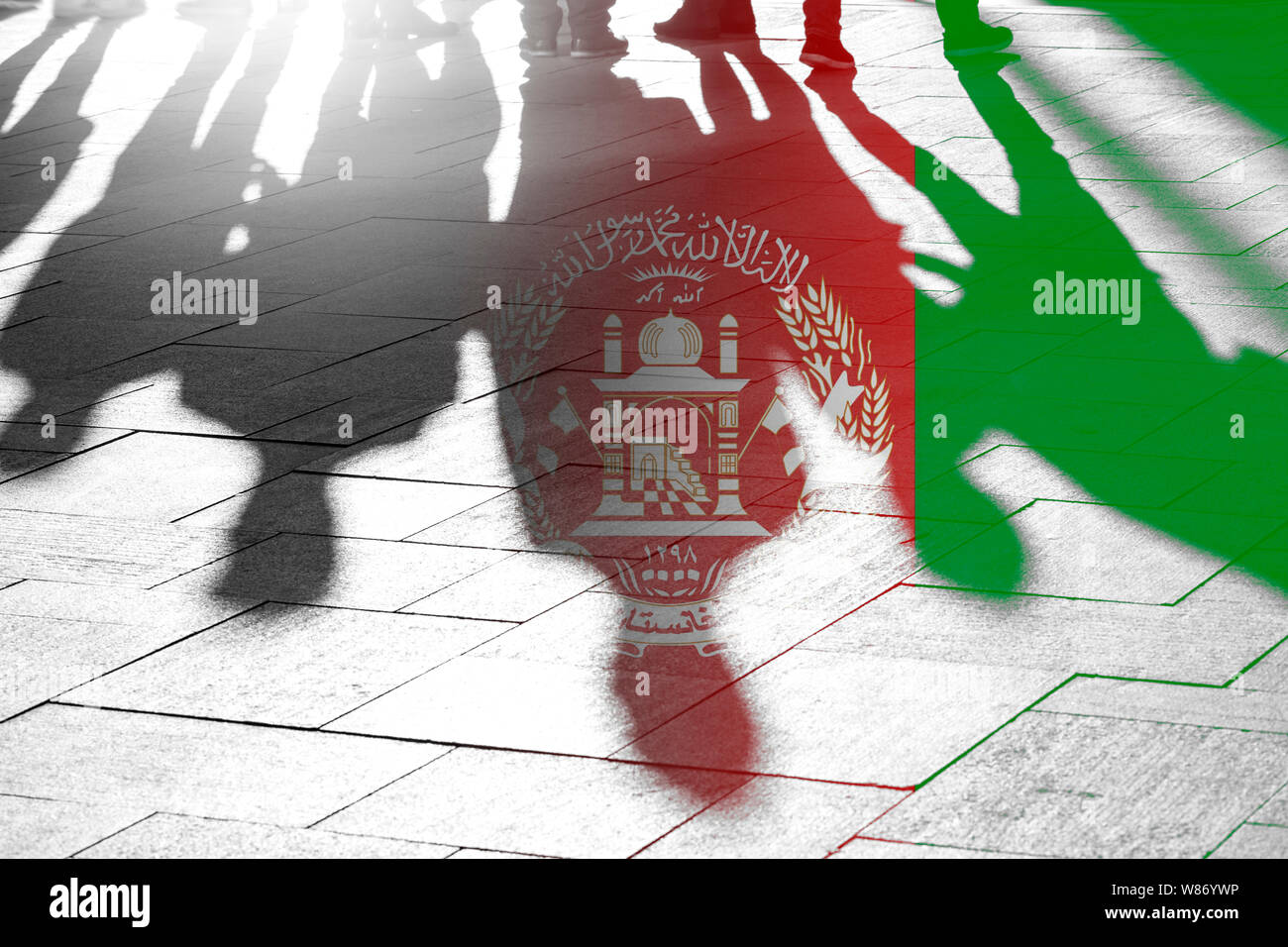 Flagge Afghanistan und Schatten von Menschen als Hintergrund - konzeptionelle Bild über Krieg, Freiheit, Abstimmung in Afghanistan Stockfoto