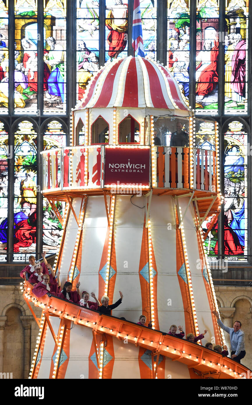 Chorknaben aus Norwich Cathedral Chor geht ein 40 ft Helter Skelter in Norwich Cathedral als Teil der sehen es anders als Projekt mit dem Ziel, Menschen die Chance, die Kathedrale in einer völlig neuen Weise zu erfahren und offene Gespräche über den Glauben zu geben, installiert. Stockfoto