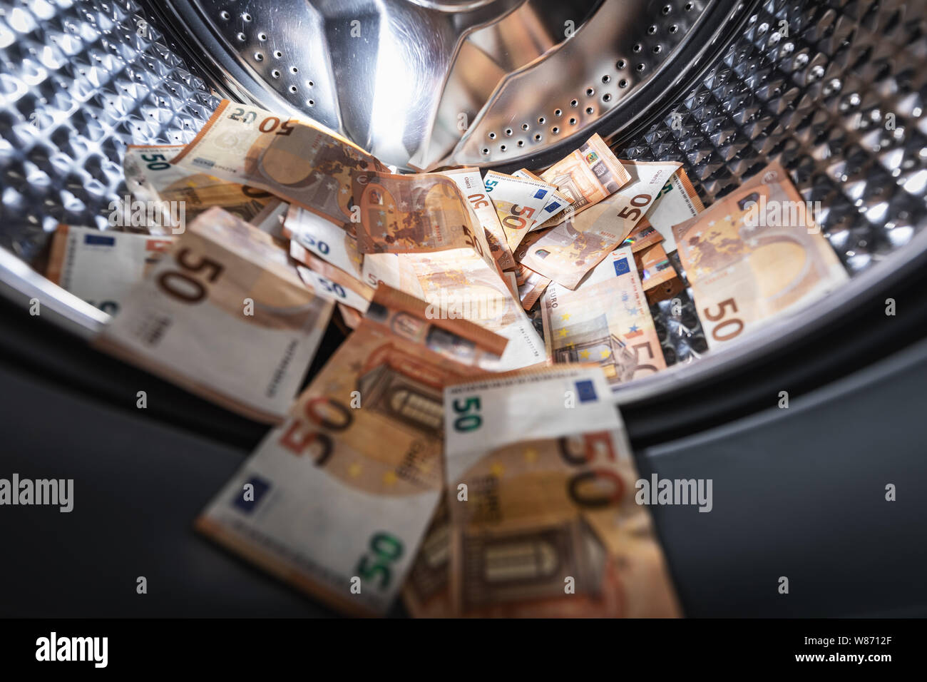 Geldwäsche Konzept - Euro-Banknoten in Waschmaschine Stockfoto