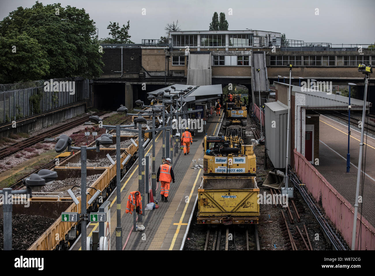 Wartung Team arbeiten auf die Londoner U-Bahn Central Line. Tack mangels Arbeit Schleifen und skimming Titel, Stampfen und Umverteilung von Ballast. London, Großbritannien Stockfoto