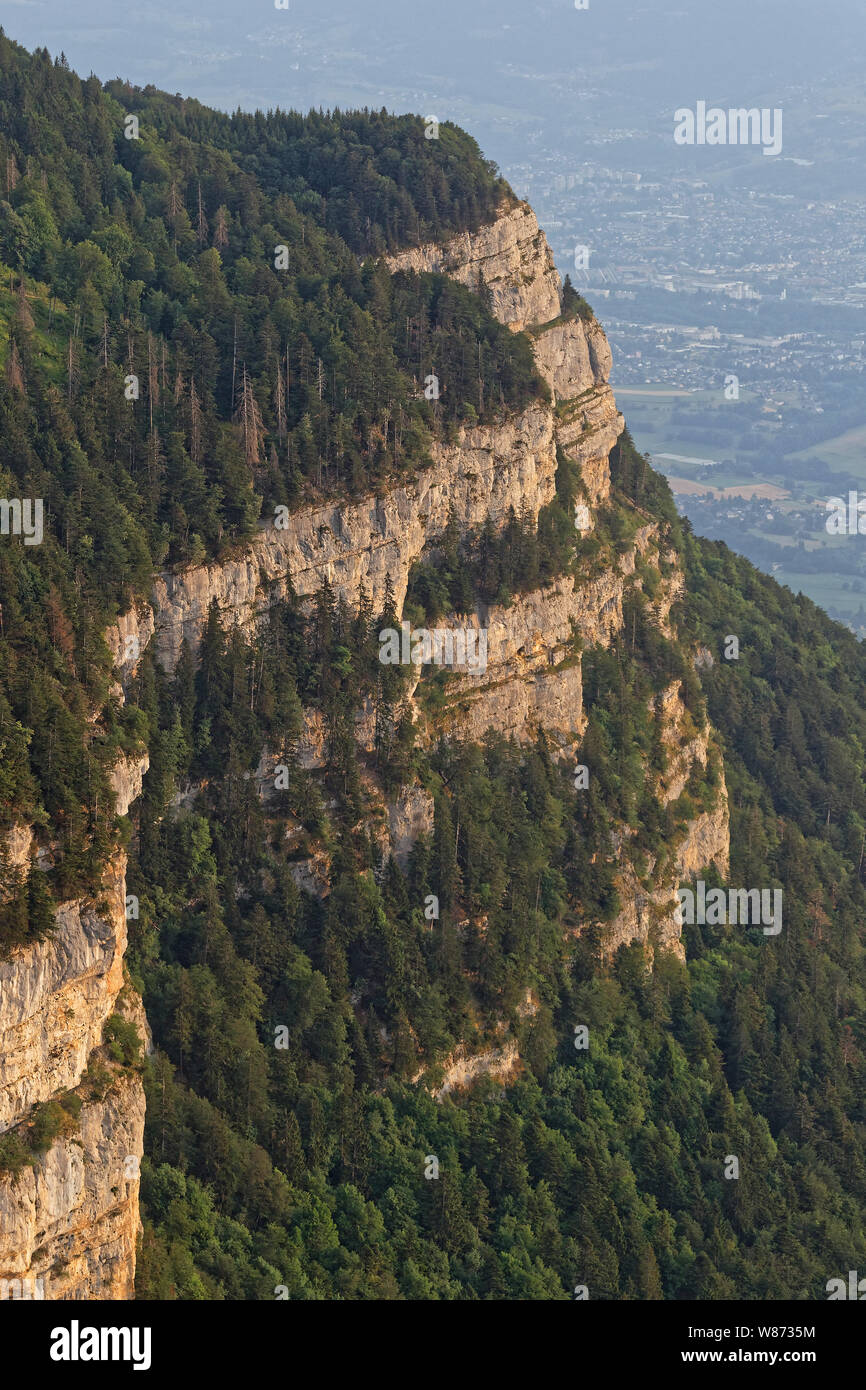 Die Klippen von Revard Berg über Chambery Tal in den französischen Alpen Stockfoto