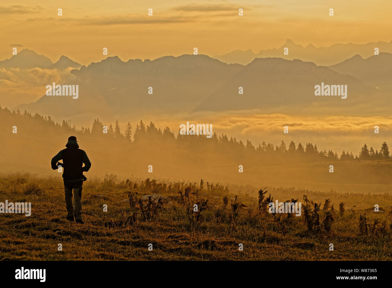 Fotograf in der Sunrise Licht und Wolken in den französischen Alpen Stockfoto