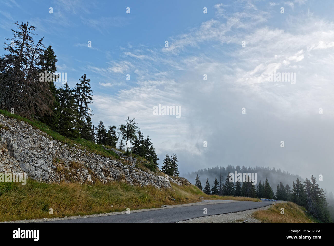 Straße durch die Wolken auf Semnoz, in den französischen Alpen Stockfoto