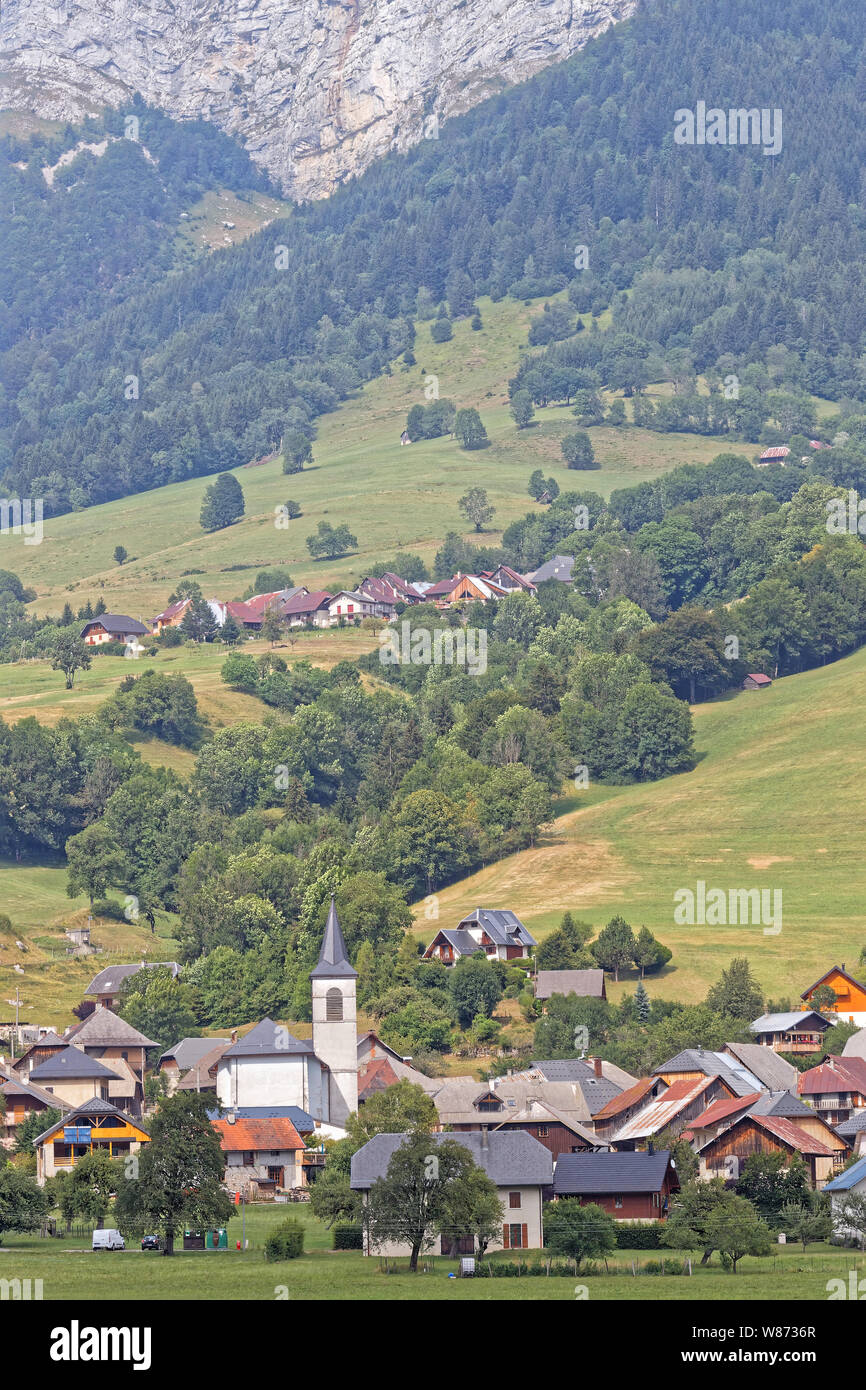 Ein Bergdorf in der Bauges, Französische Alpen Stockfoto