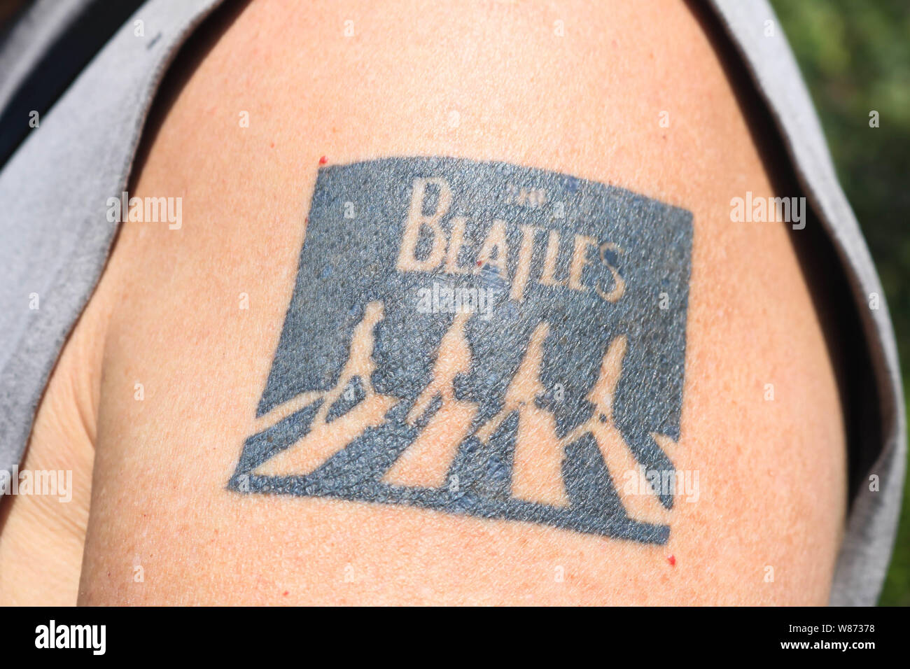 London, Großbritannien. 8 Aug, 2019. Ein Beatles Musik Fans mit einer Tätowierung der Abbey Road album Zum 50. Jahrestag der Veröffentlichung mit der Fab Four, John Lennon, Paul MaCCrtney, Ringo Starr und George Harrison. Credit: Amer ghazzal/Alamy leben Nachrichten Stockfoto