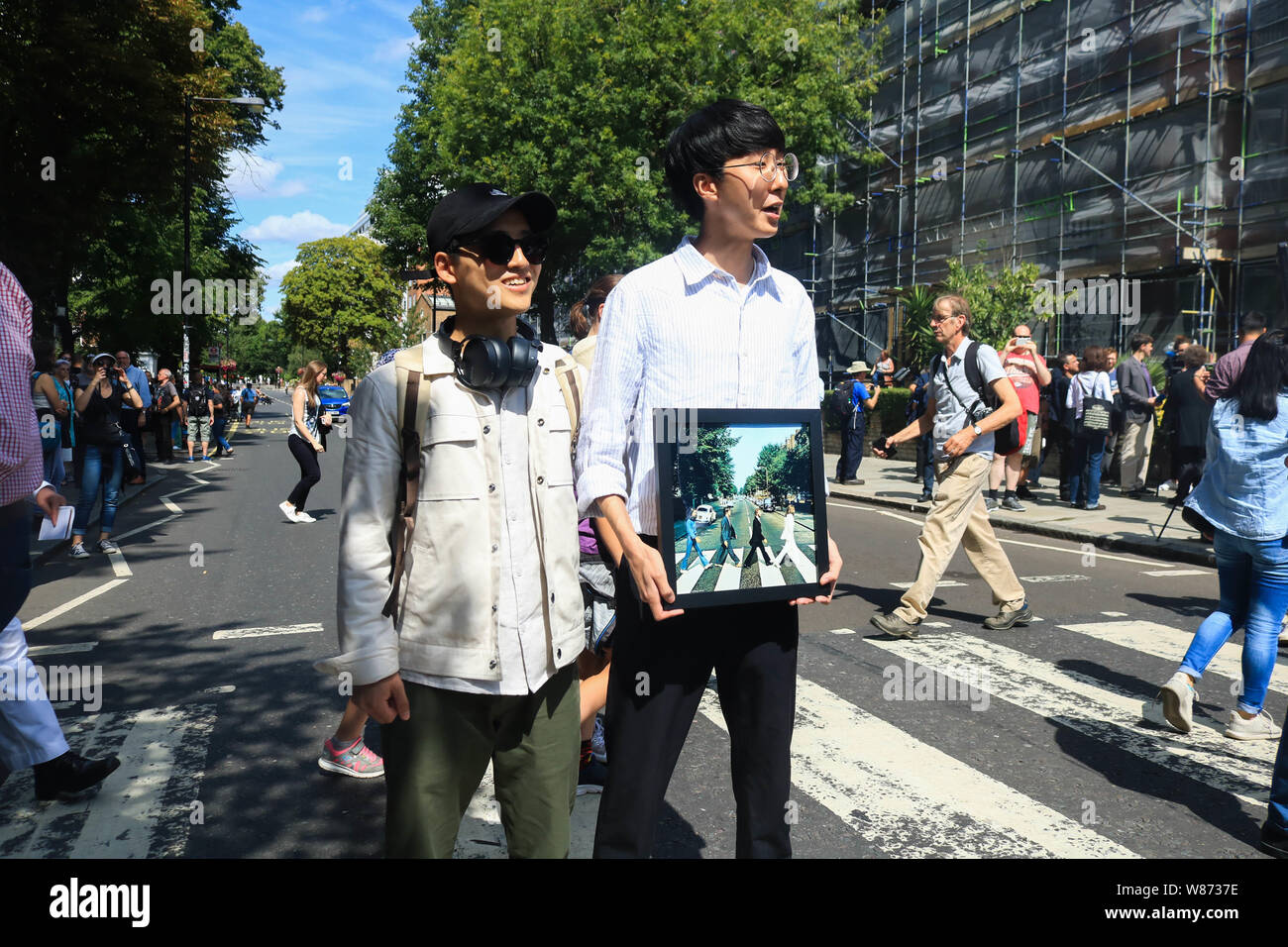 London, Großbritannien. 8 Aug, 2019. Musik Fans der berühmten Spaziergang auf einem zebrastreifen von Beatles John Lennon, Paul McCarney, Ringo Starr und George zum 50. Jahrestag der Abbey Road Album am 8. August 1969 freigegeben. Credit: Amer ghazzal/Alamy leben Nachrichten Stockfoto