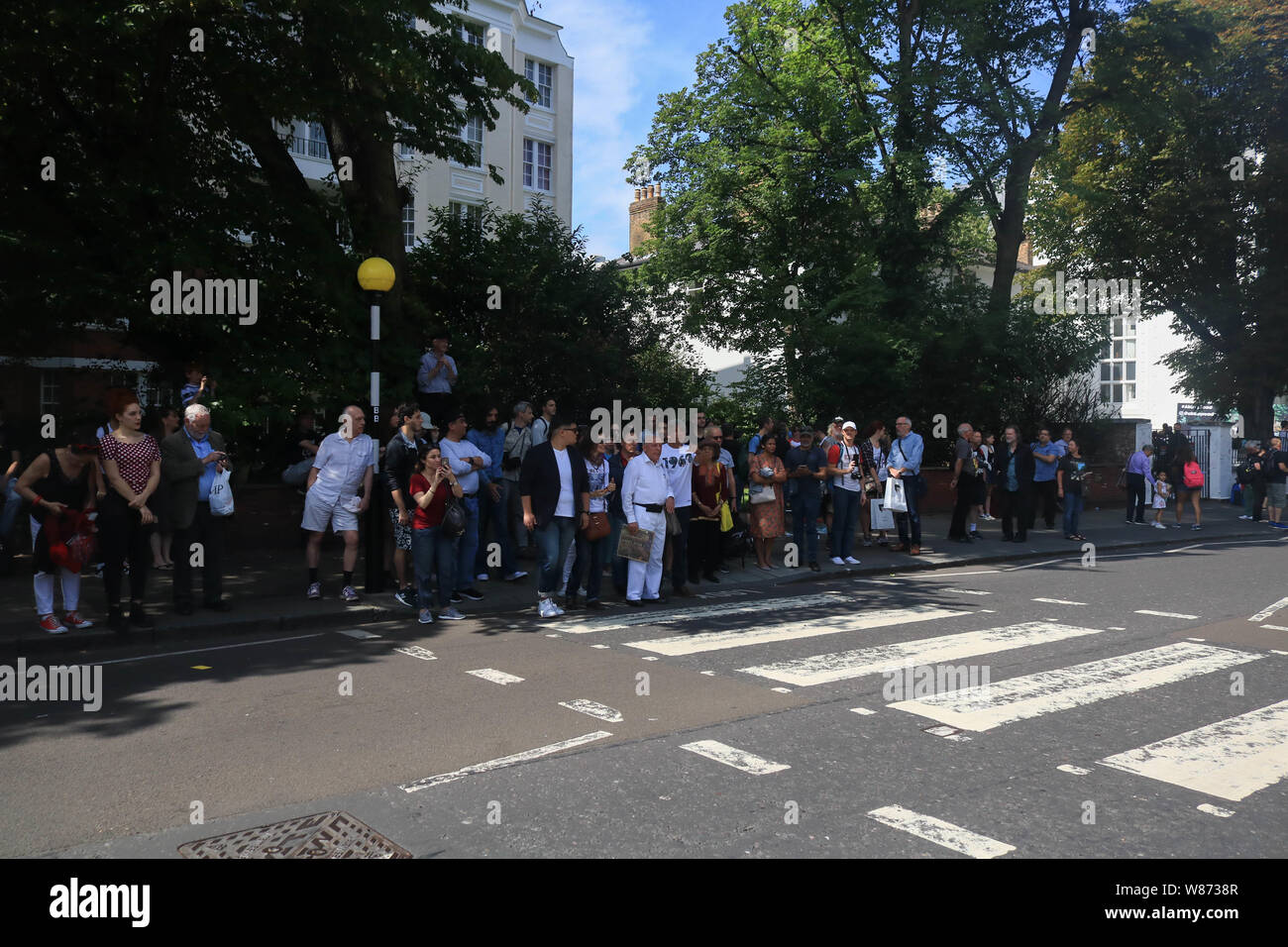 London, Großbritannien. 8 Aug, 2019. Musik Fans der berühmten Spaziergang auf einem zebrastreifen von Beatles John Lennon, Paul McCarney, Ringo Starr und George zum 50. Jahrestag der Abbey Road Album am 8. August 1969 freigegeben. Credit: Amer ghazzal/Alamy leben Nachrichten Stockfoto