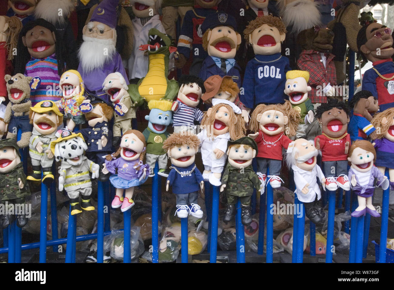 Puppen zum Verkauf an Weihnachten zu einem Handwerk Typ Markt im Bryant Park in New York City. Stockfoto