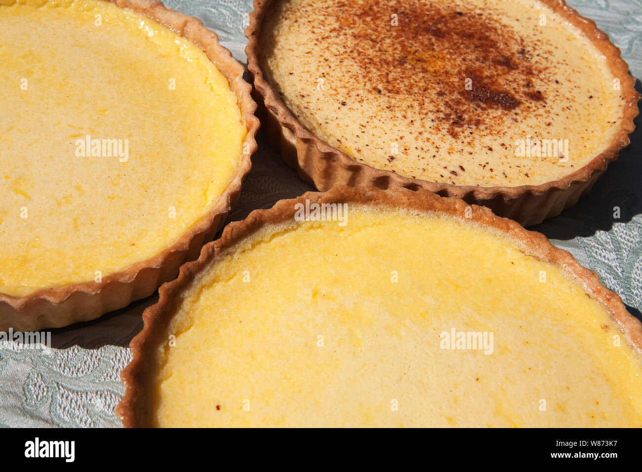 Mürbeteig Törtchen mit Englisch Vanillepudding Stockfoto