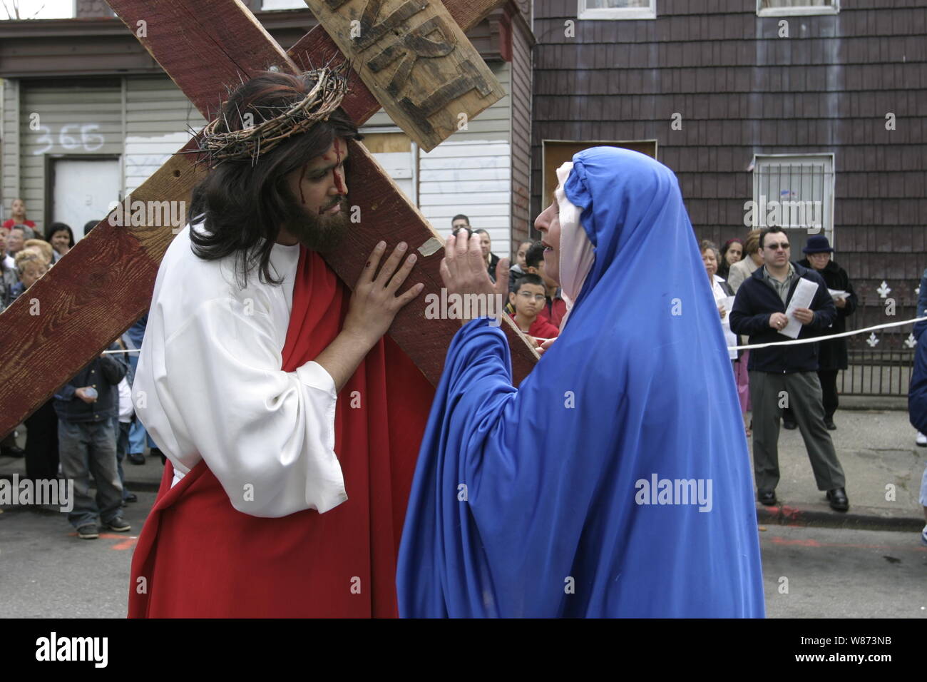 Verabschiedung von" die Stationen des Kreuzes am Karfreitag in Bushwick, Brooklyn von St. Barbara der Katholischen Kirche hauptsächlich eine hispanische Gemeinde sprechen. Stockfoto