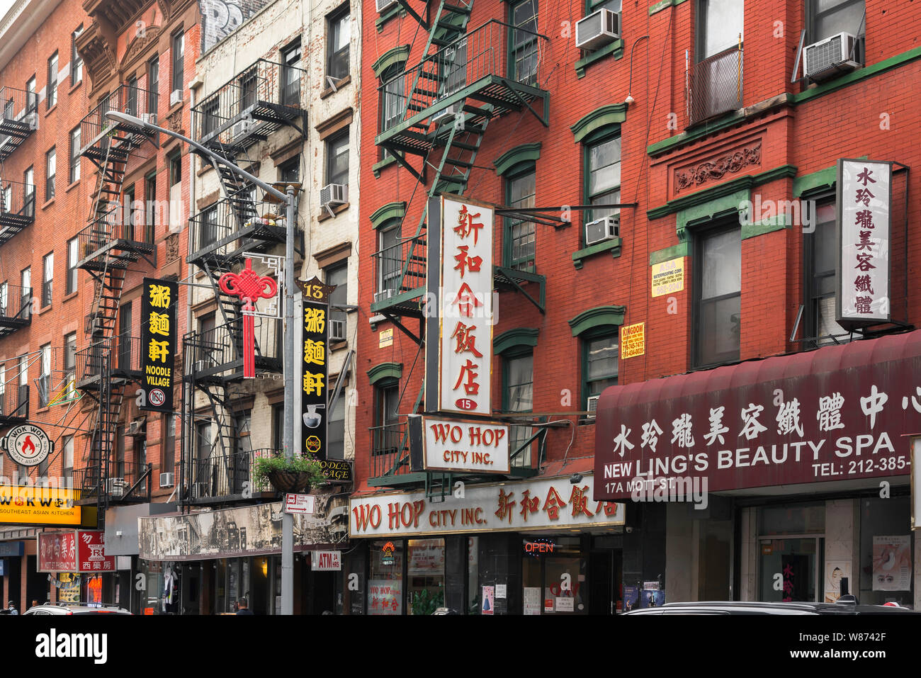Chinatown New York, Blick entlang Mott Street im Zentrum von Chinatown in Downtown Manhattan, New York City, USA Stockfoto