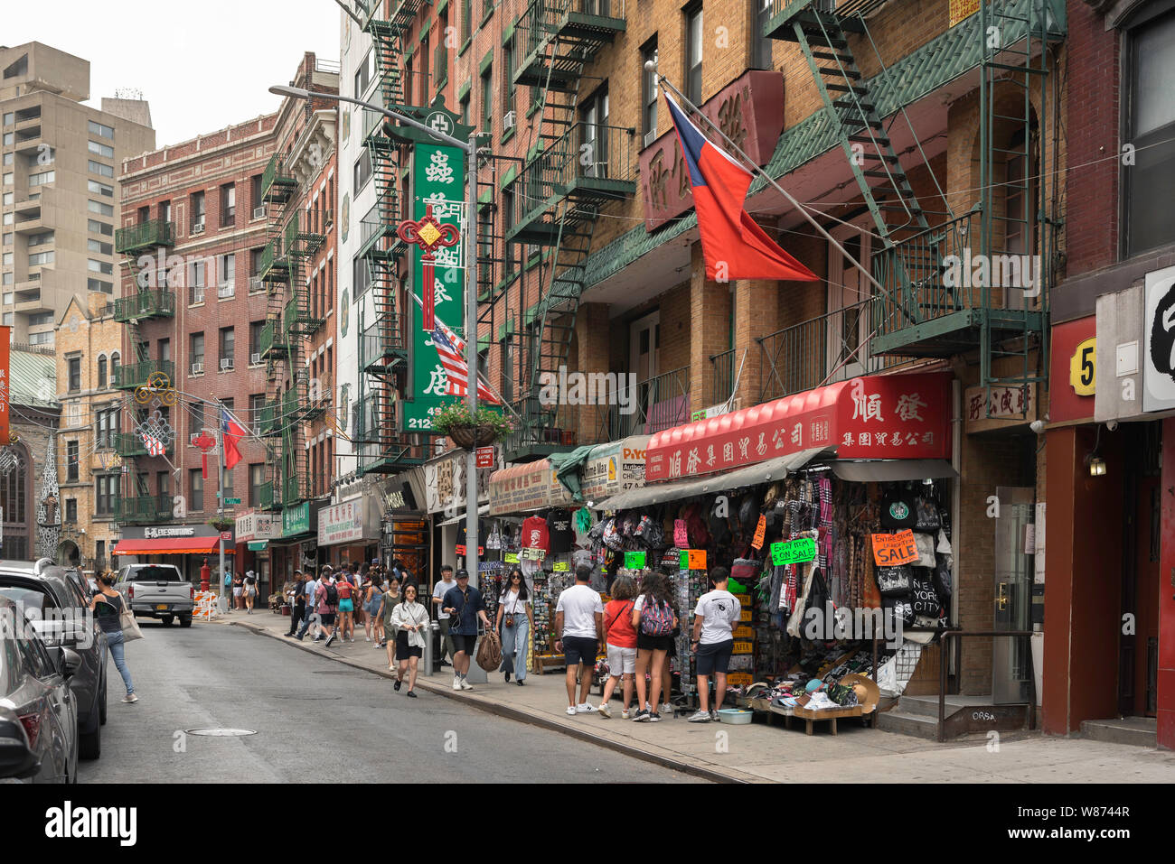 Chinatown New York, Blick entlang Mott Street im Zentrum von Chinatown in Downtown Manhattan, New York City, USA Stockfoto