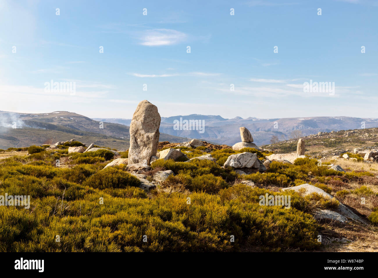 Landschaft des Nationalparks der Cevennen in der Nähe von Pont-de-Montvert-Sud Mont Lozère und Rauch der kontrollierten Brennen in der Ferne (Südfrankreich) Standing Stones Stockfoto