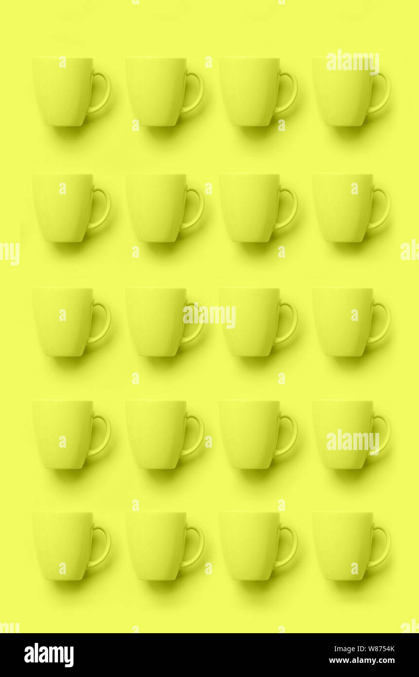 Muster von cups über Gelb neion Hintergrund. Geburtstag Feier, baby Konzept Dusche. Pastellfarben. Banner. Minimalistisches Design. Stockfoto
