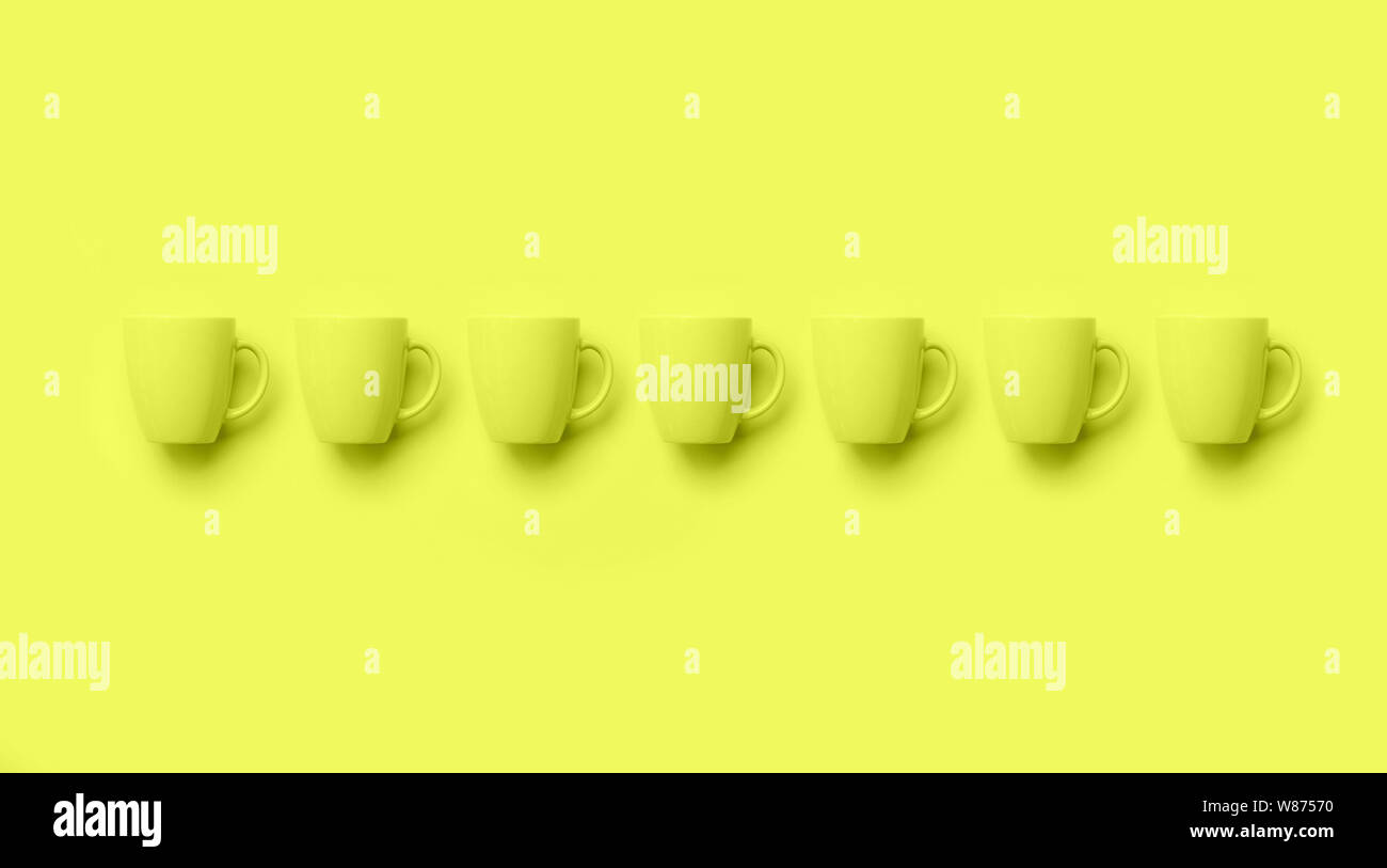Zeile mit Cups über Gelb neon Hintergrund. Geburtstag Feier, baby Konzept Dusche. Monochrome Farben Muster. Banner. Minimalistisches Design Stockfoto