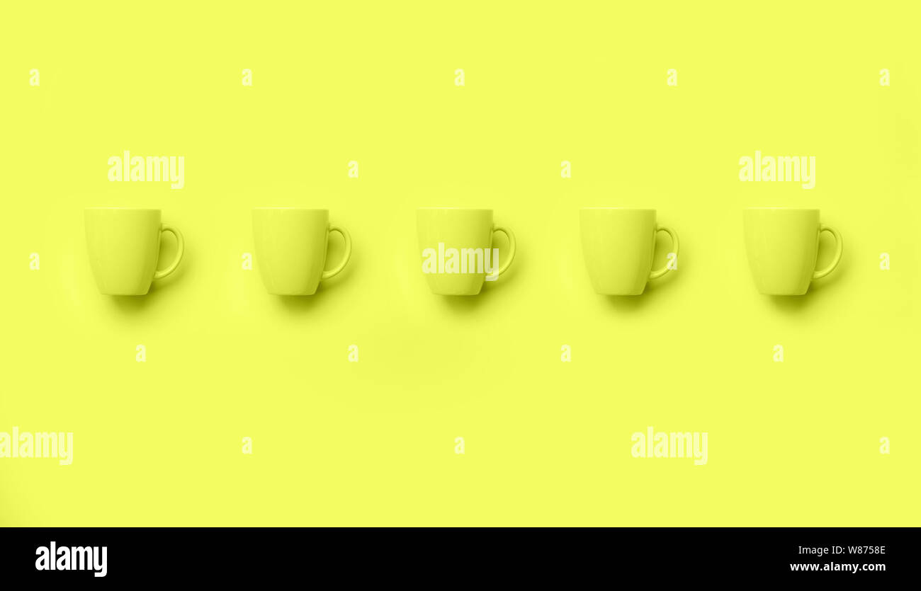 Zeile mit Cups über Gelb neon Hintergrund. Geburtstag Feier, baby Konzept Dusche. Monochrome Farben Muster. Banner. Minimalistisches Design Stockfoto