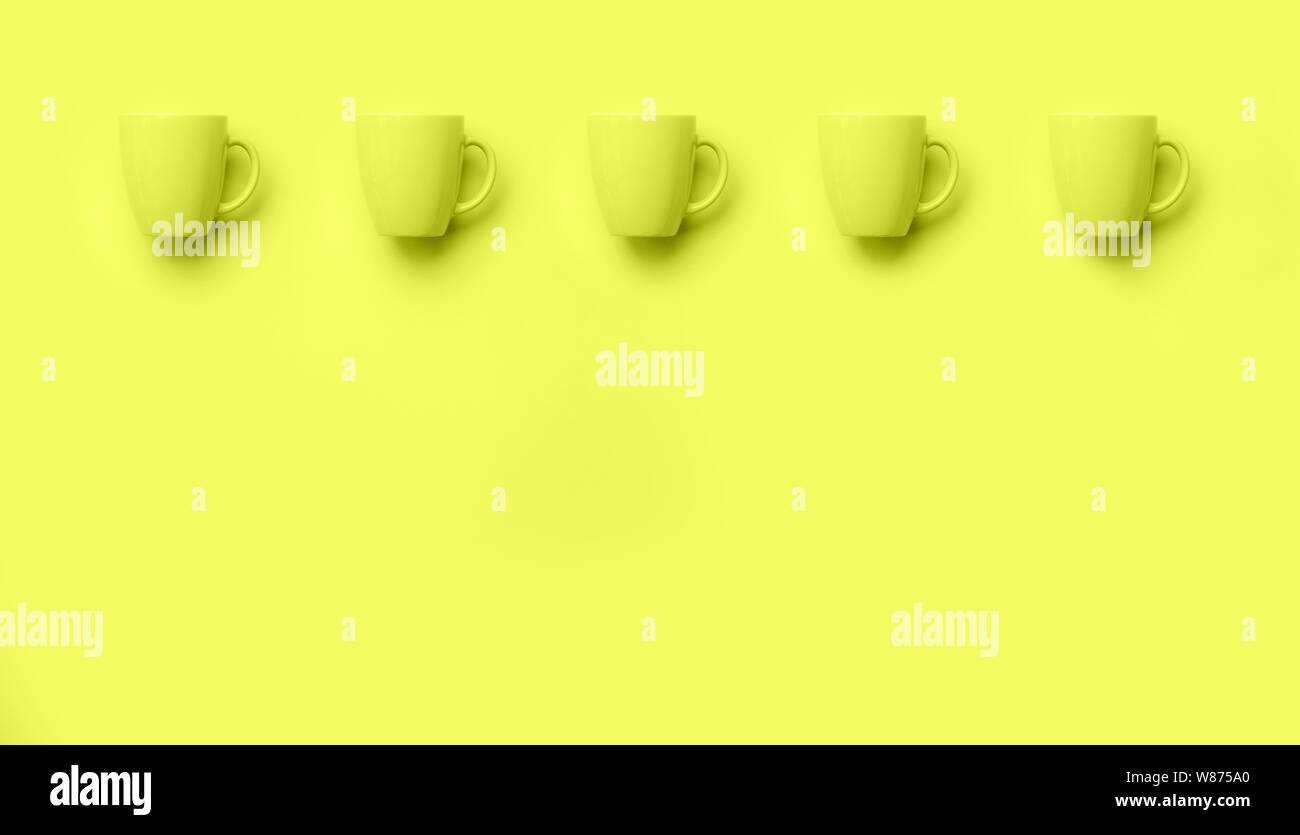 Zeile mit Cups über Gelb neon Hintergrund. Geburtstag Feier, baby Konzept Dusche. Monochrome Farben Muster. Banner. Minimalistisches Design Stockfoto