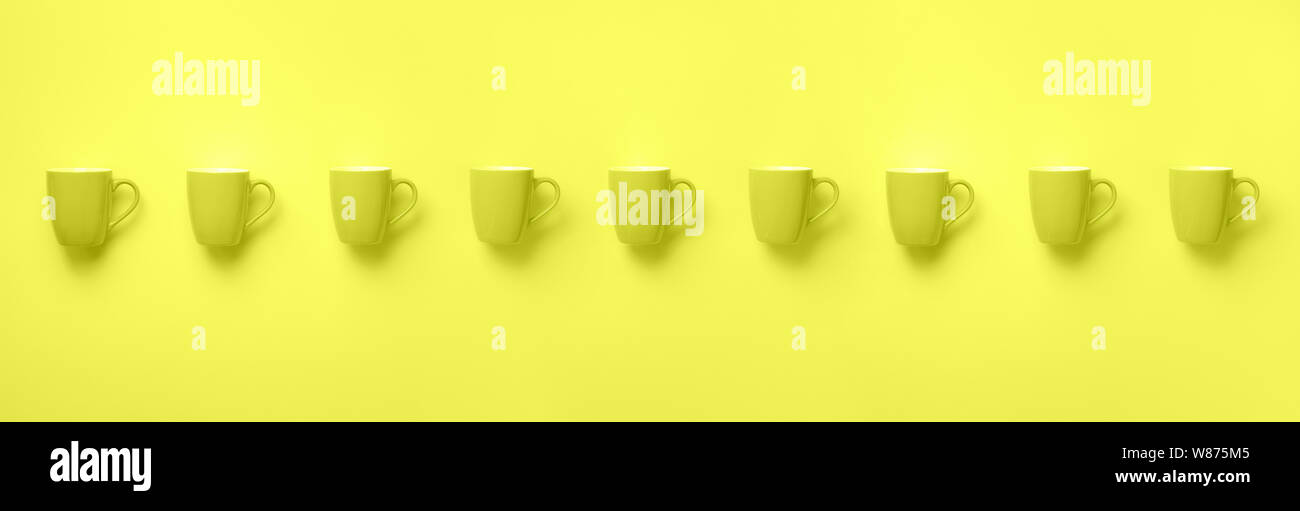 Zeile mit Cups über Gelb neon Hintergrund. Geburtstag Feier, baby Konzept Dusche. Monochrome Farben Muster. Banner. Minimalistisches Design Stockfoto