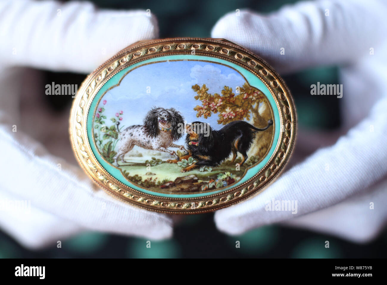 Dr Mia Jackson, Kurator der dekorativen Künste, die "Madame de Pompadour snuff Box", 1760, mit den beiden Hunden, Ines und Mimi, die Madame de Pompadour gehörte, vor der Eröffnung einer Rothschild Treasury Ausstellung, die in eine neue, dauerhafte, Galerie mit mehr als 300 selten gesehene Objekte über zwei Jahrtausende - von einem 1.-Jahrhundert Kamee des Augustus Caesar's Enkel, über Schmuck, Geschenke von Königin Victoria, um Objekte Lager NS-Inventarnummern gehalten wird. Stockfoto