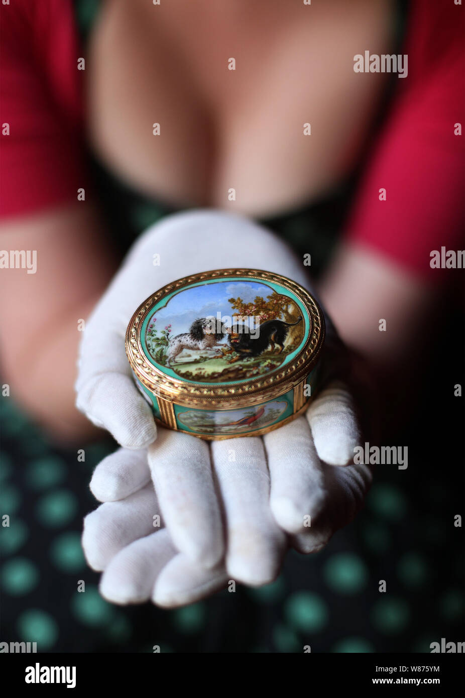 Dr Mia Jackson, Kurator der dekorativen Künste, die "Madame de Pompadour snuff Box", 1760, mit den beiden Hunden, Ines und Mimi, die Madame de Pompadour gehörte, vor der Eröffnung einer Rothschild Treasury Ausstellung, die in eine neue, dauerhafte, Galerie mit mehr als 300 selten gesehene Objekte über zwei Jahrtausende - von einem 1.-Jahrhundert Kamee des Augustus Caesar's Enkel, über Schmuck, Geschenke von Königin Victoria, um Objekte Lager NS-Inventarnummern gehalten wird. Stockfoto