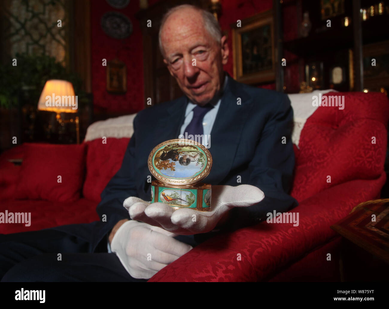 Herr Rothschild halten der "Madame de Pompadour snuff Box", 1760, mit den beiden Hunden, Ines und Mimi, die Madame de Pompadour gehörte, Waddesdon Manor, Buckinghamshire, vor der Eröffnung einer Rothschild Treasury Ausstellung, die in eine neue, dauerhafte, Galerie mit mehr als 300 selten gesehene Objekte über zwei Jahrtausende - von einem 1.-Jahrhundert Kamee des Augustus Caesar's Enkel, über Schmuck, Geschenke von Königin Victoria, um Objekte Lager NS-Inventarnummern gehalten wird. Stockfoto