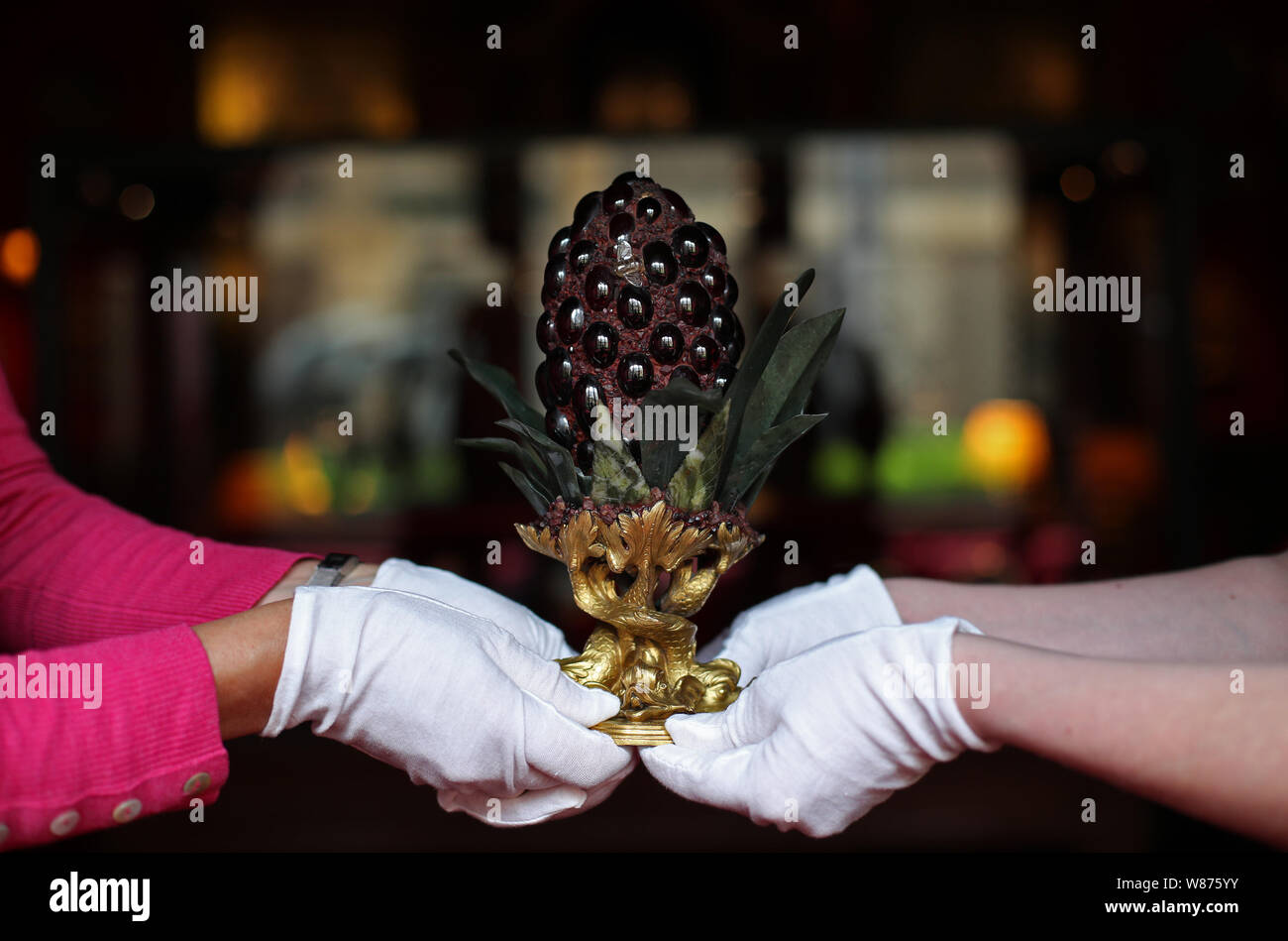 Eine Französische ornamentalen Juwelen Ananas, c 1740-1760, Waddesdon Manor, Buckinghamshire, vor der Eröffnung einer Rothschild Treasury Ausstellung, die in eine neue, dauerhafte, Galerie mit mehr als 300 selten gesehene Objekte über zwei Jahrtausende - von einem 1.-Jahrhundert Kamee des Augustus Caesar's Enkel, über Schmuck, Geschenke von Königin Victoria, um Objekte Lager NS-Inventarnummern gehalten wird angezeigt. Stockfoto