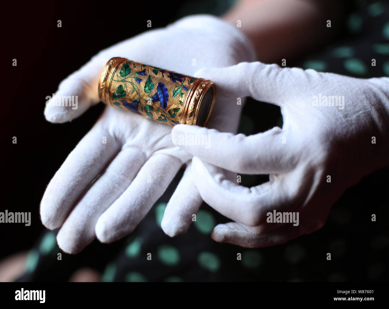 Dr Mia Jackson, Kurator der dekorativen Künste, die ein emailliertes Gold Pariser Spyglass (lorgnette), c 1750-1751, Waddesdon Manor, Buckinghamshire, vor der Eröffnung einer Rothschild Treasury Ausstellung, die in eine neue, dauerhafte, Galerie mit mehr als 300 selten gesehene Objekte über zwei Jahrtausende - von einem 1.-Jahrhundert Kamee des Augustus Caesar's Enkel, über Schmuck, Geschenke von Königin Victoria, um Objekte Lager NS-Inventarnummern gehalten wird. Stockfoto