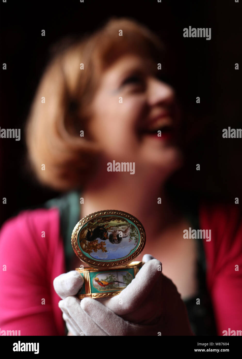 Dr Mia Jackson, Kurator der dekorativen Künste, die "Madame de Pompadour snuff Box", 1760, mit den beiden Hunden, Ines und Mimi, die Madame de Pompadour gehörte, vor der Eröffnung einer Rothschild Treasury Ausstellung, die in eine neue, dauerhafte, Galerie mit mehr als 300 selten gesehene Objekte über zwei Jahrtausende - von einem 1.-Jahrhundert Kamee des Augustus Caesar's Enkel, über Schmuck, Geschenke von Königin Victoria, um Objekte Lager NS-Inventarnummern gehalten wird. Stockfoto