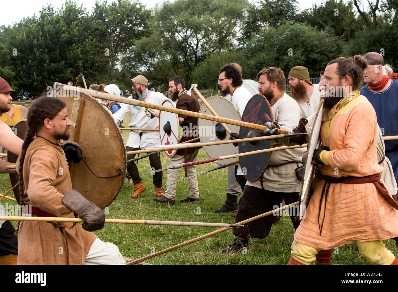 Viking Krieger kämpfen auf dem Schlachtfeld im Ribe Viking Center in Lostrupholm in der Nähe von Ribe, Dänemark. Rund 200 Krieger, sowohl Männer als auch Frauen, nehmen die dramatische und lebensechte Schlacht, die mit modernen Waffen gekämpft wird und auf der Nordischen 9. Jahrhundert Regnar Lodborg Viking Saga basiert. Ribe Viking Center ist eine Erfahrung, die sich in der Nähe des historischen Wikingerdorf, Ribe gelegen, im südlichen Teil von dem dänischen Festland. Stockfoto