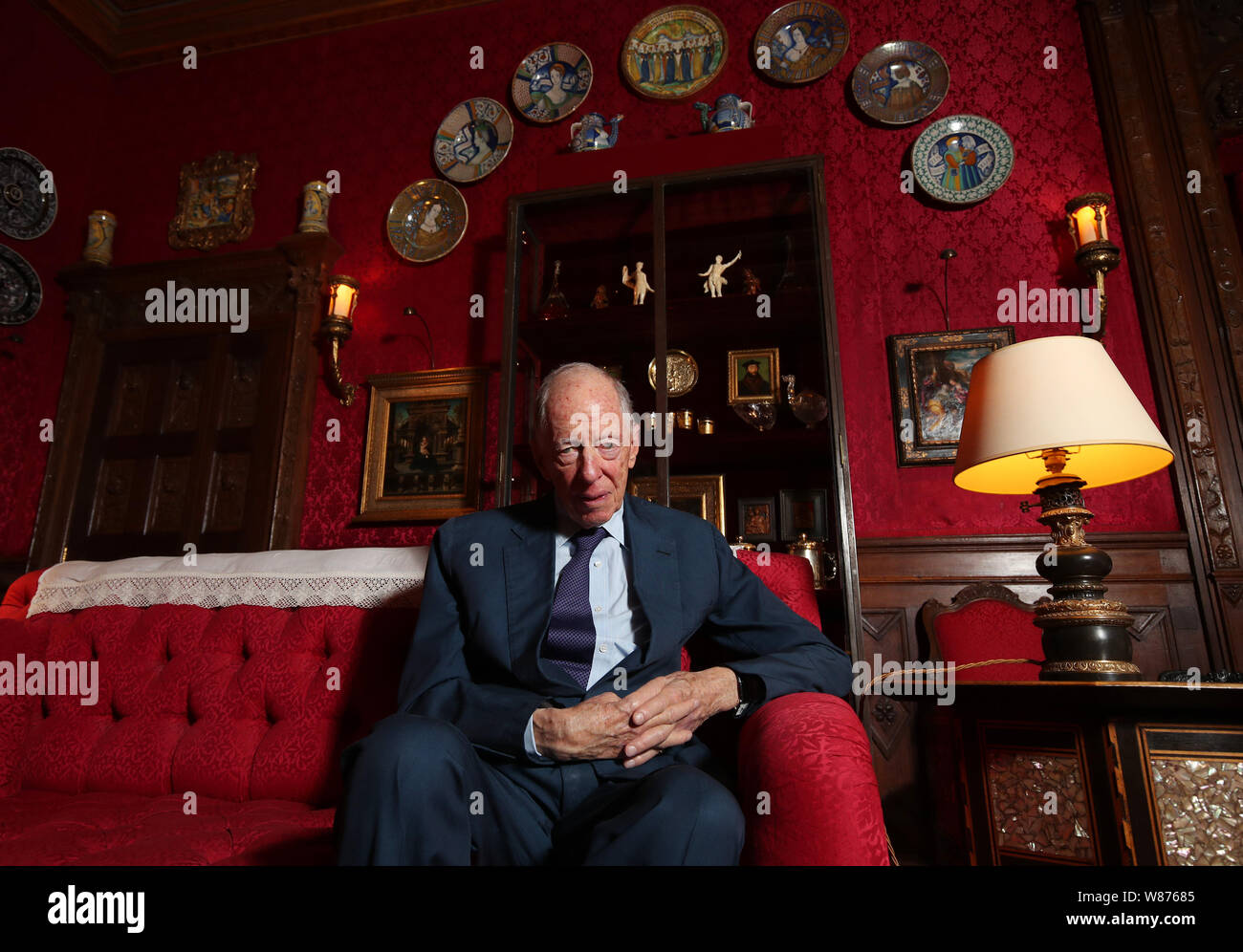 Herr Rothschild an Waddesdon Manor, Buckinghamshire, vor der Eröffnung einer Rothschild Treasury Ausstellung, die in eine neue, dauerhafte, Galerie mit mehr als 300 selten gesehene Objekte über zwei Jahrtausende - von einem 1.-Jahrhundert Kamee des Augustus Caesar's Enkel, über Schmuck, Geschenke von Königin Victoria, um Objekte Lager NS-Inventarnummern gehalten wird. Stockfoto