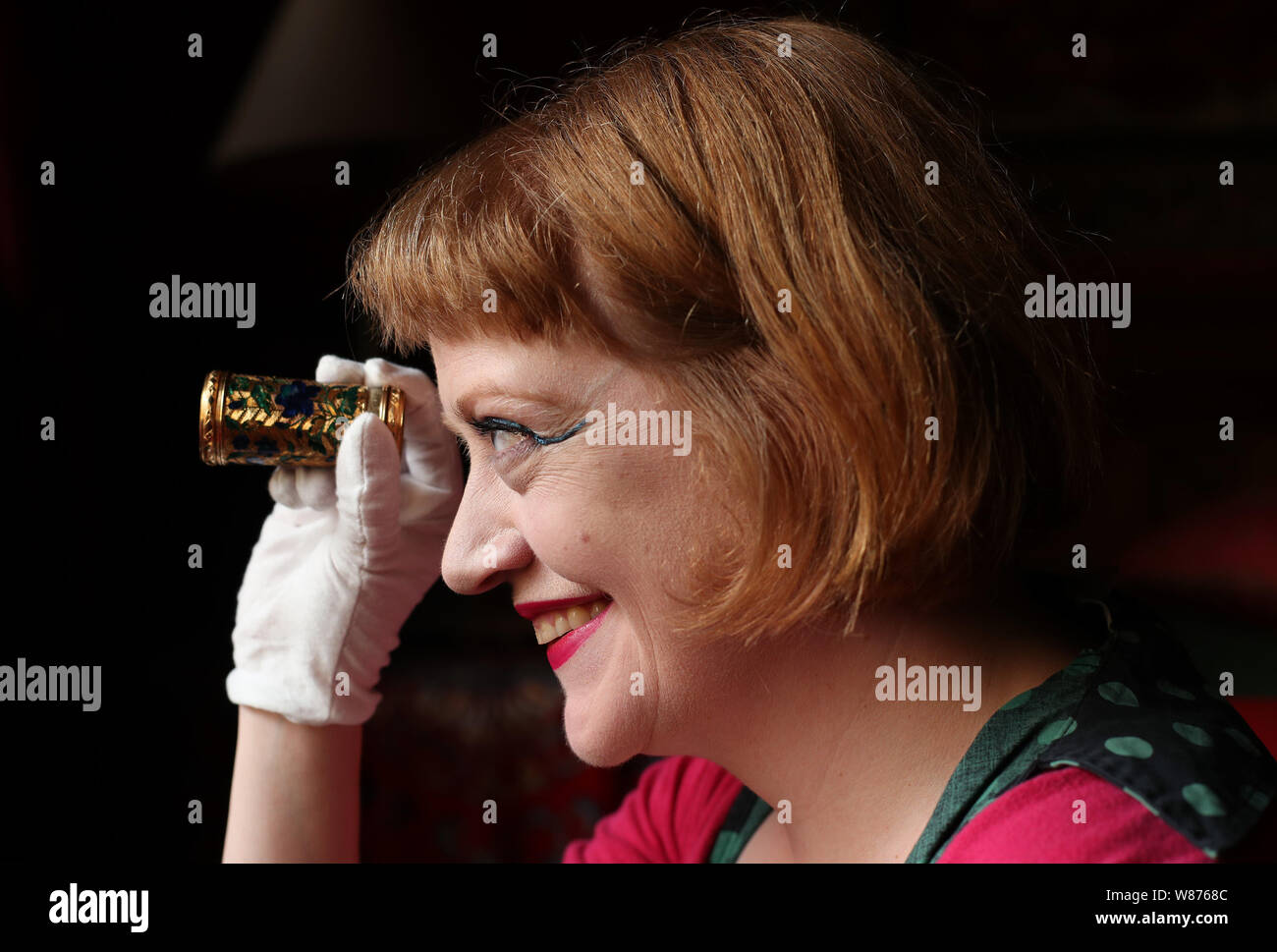 Dr Mia Jackson, Kurator für Dekorative Kunst, schaut durch ein emailliertes Gold Pariser Spyglass (lorgnette), c 1750-1751, Waddesdon Manor, Buckinghamshire, vor der Eröffnung einer Rothschild Treasury Ausstellung, die in eine neue, dauerhafte, Galerie mit mehr als 300 selten gesehene Objekte über zwei Jahrtausende - von einem 1.-Jahrhundert Kamee des Augustus Caesar's Enkel, über Schmuck, Geschenke von Königin Victoria, um Objekte Lager NS-Inventarnummern gehalten wird. Stockfoto