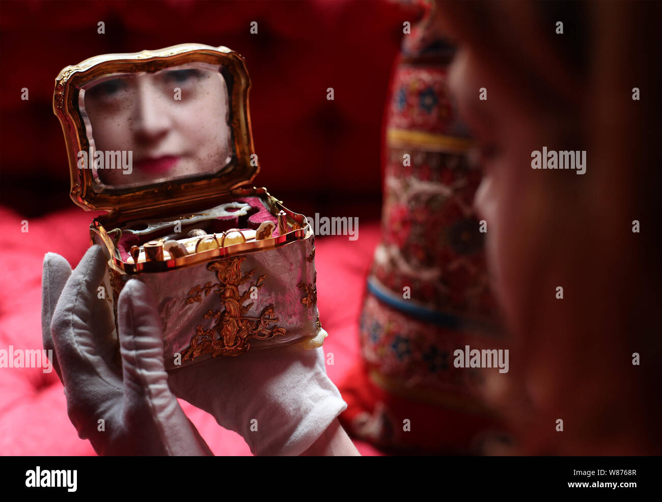 Dr Mia Jackson, Kurator der dekorativen Künste, ist im Spiegel der Deutschen Nähkasten (necessaire), c. 1760 wider, Waddesdon Manor, Buckinghamshire, vor der Eröffnung einer Rothschild Treasury Ausstellung, die in eine neue, dauerhafte, Galerie mit mehr als 300 selten gesehene Objekte über zwei Jahrtausende - von einem 1.-Jahrhundert Kamee des Augustus Caesar's Enkel, über Schmuck, Geschenke von Königin Victoria, um Objekte Lager NS-Inventarnummern gehalten wird. Stockfoto