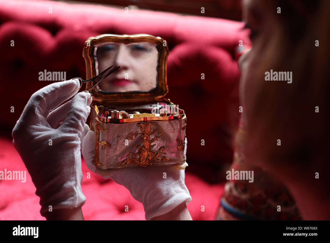 Dr Mia Jackson, Kurator der dekorativen Künste, ist im Spiegel der Deutschen Nähkasten (necessaire), c. 1760 wider, Waddesdon Manor, Buckinghamshire, vor der Eröffnung einer Rothschild Treasury Ausstellung, die in eine neue, dauerhafte, Galerie mit mehr als 300 selten gesehene Objekte über zwei Jahrtausende - von einem 1.-Jahrhundert Kamee des Augustus Caesar's Enkel, über Schmuck, Geschenke von Königin Victoria, um Objekte Lager NS-Inventarnummern gehalten wird. Stockfoto