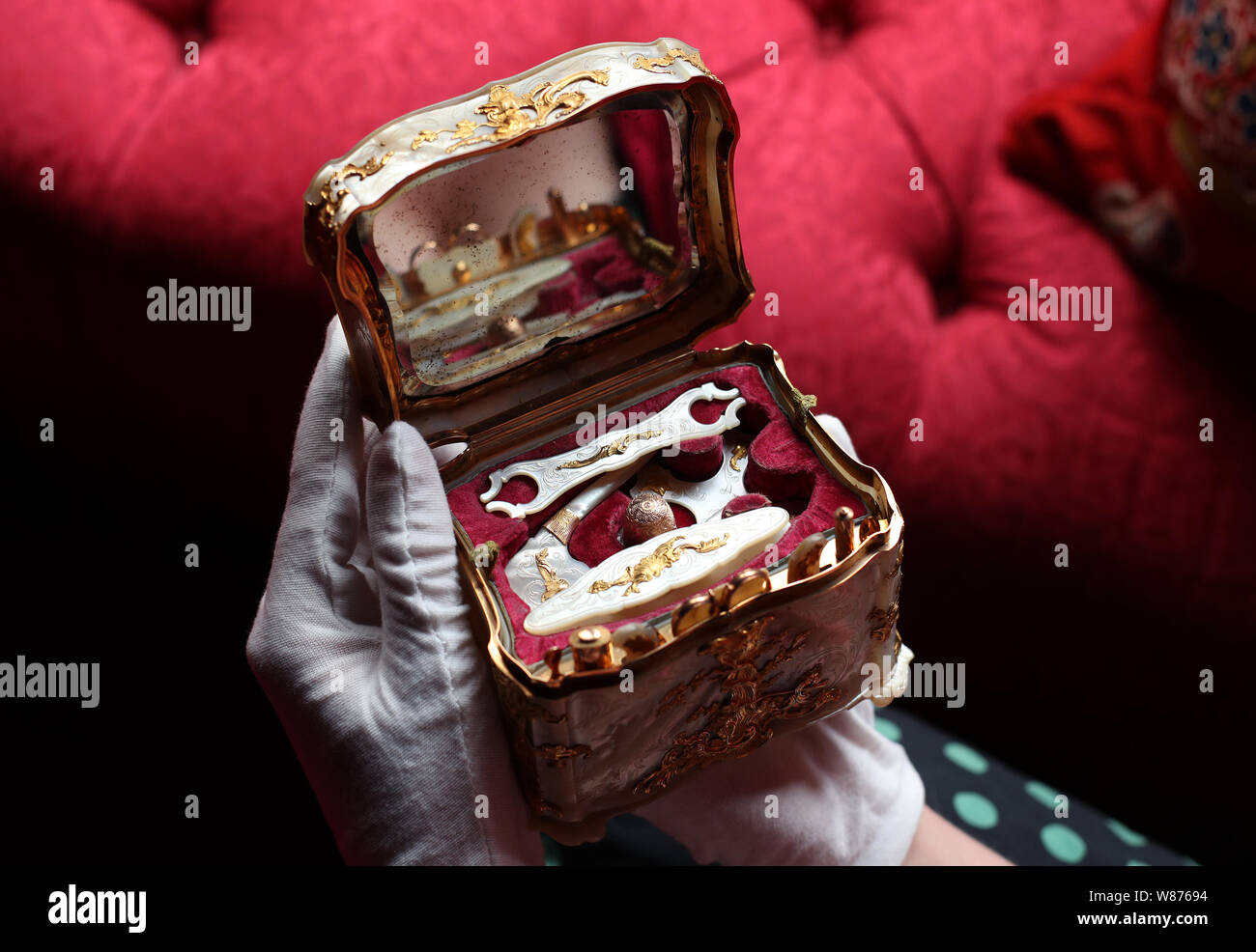 Ein deutscher Nähkasten (necessaire), c. 1760, Waddesdon Manor, Buckinghamshire, vor der Eröffnung einer Rothschild Treasury Ausstellung, die in eine neue, dauerhafte, Galerie mit mehr als 300 selten gesehene Objekte über zwei Jahrtausende - von einem 1.-Jahrhundert Kamee des Augustus Caesar's Enkel, über Schmuck, Geschenke von Königin Victoria, um Objekte Lager NS-Inventarnummern gehalten wird. Stockfoto