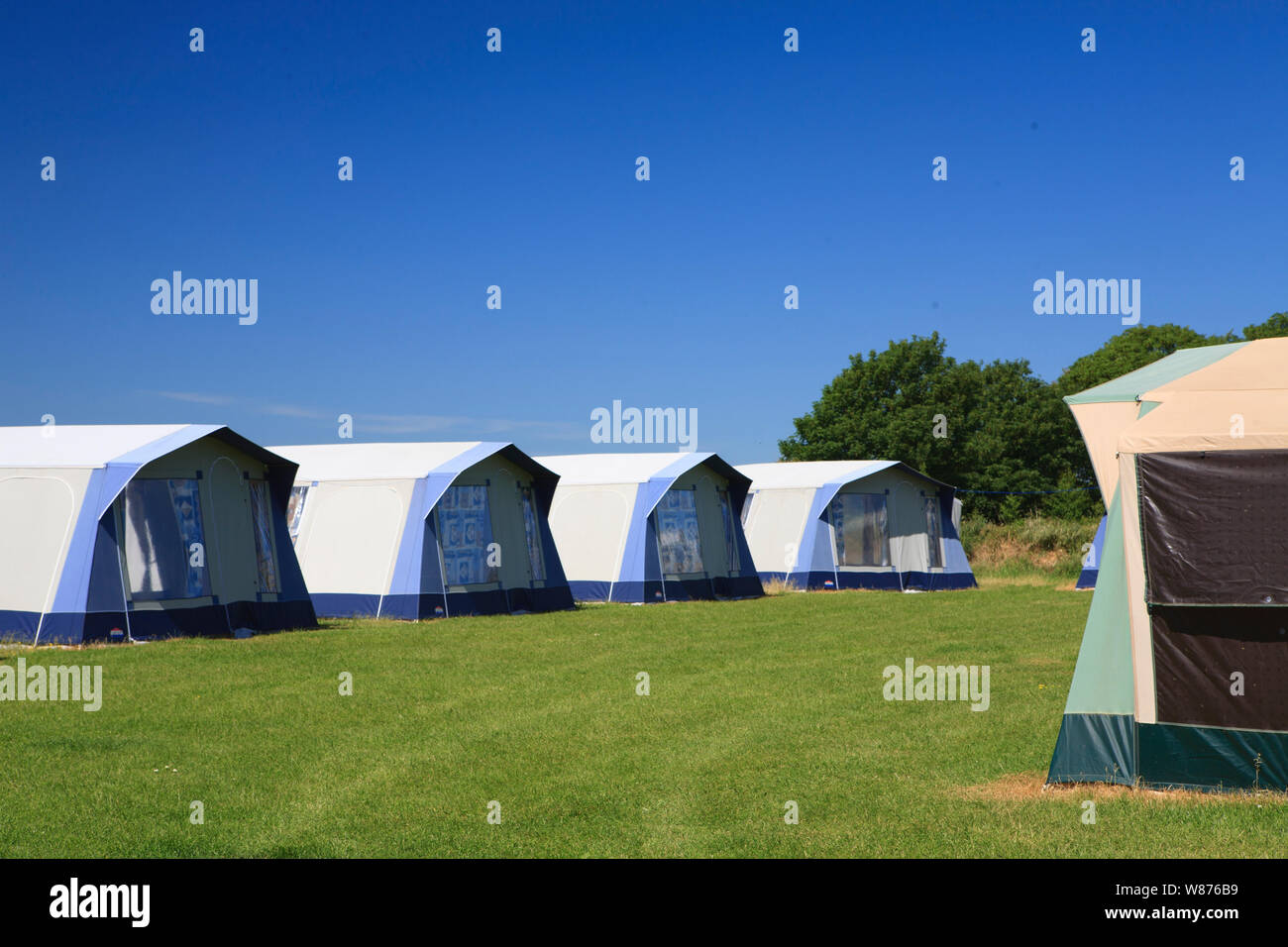 Reihe von gleichen Zelte auf einem Campingplatz in thh Sommer Sonne. Stockfoto