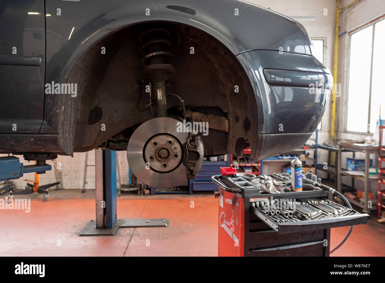 Garage: KFZ-Mechanik. Bremsscheibe und Bremsbeläge. Stockfoto