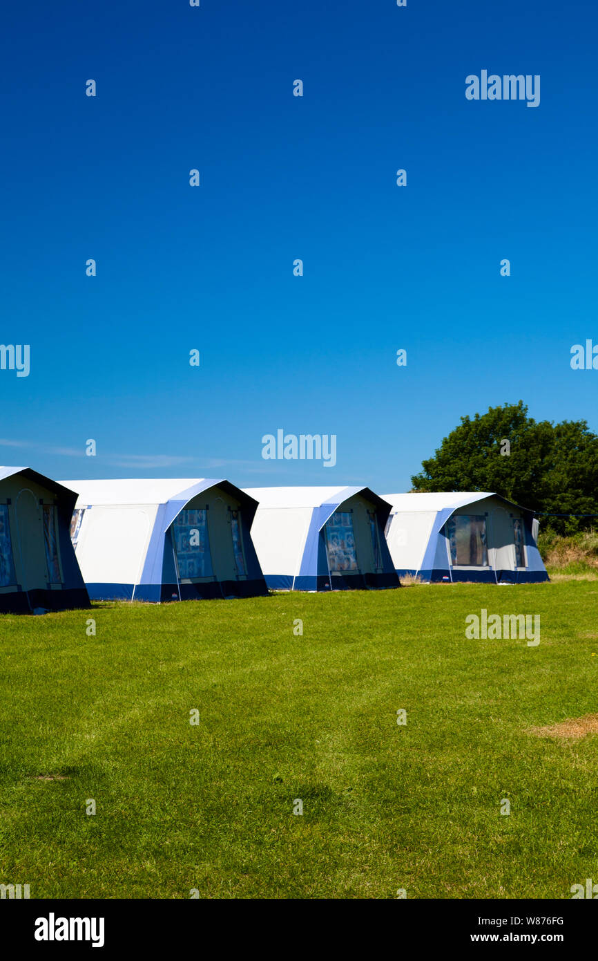 Reihe von gleichen Zelte auf einem Campingplatz in thh Sommer Sonne. Stockfoto