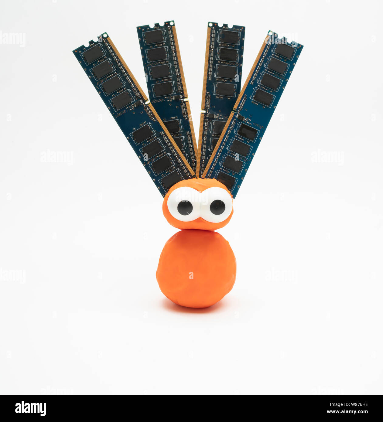 Ein Plastilin orange Blob mit Augen mit Computer RAM boards Kleben aus den Kopf - künstliche Intelligenz; integrierte Intelligenz; Hybrid wird Stockfoto