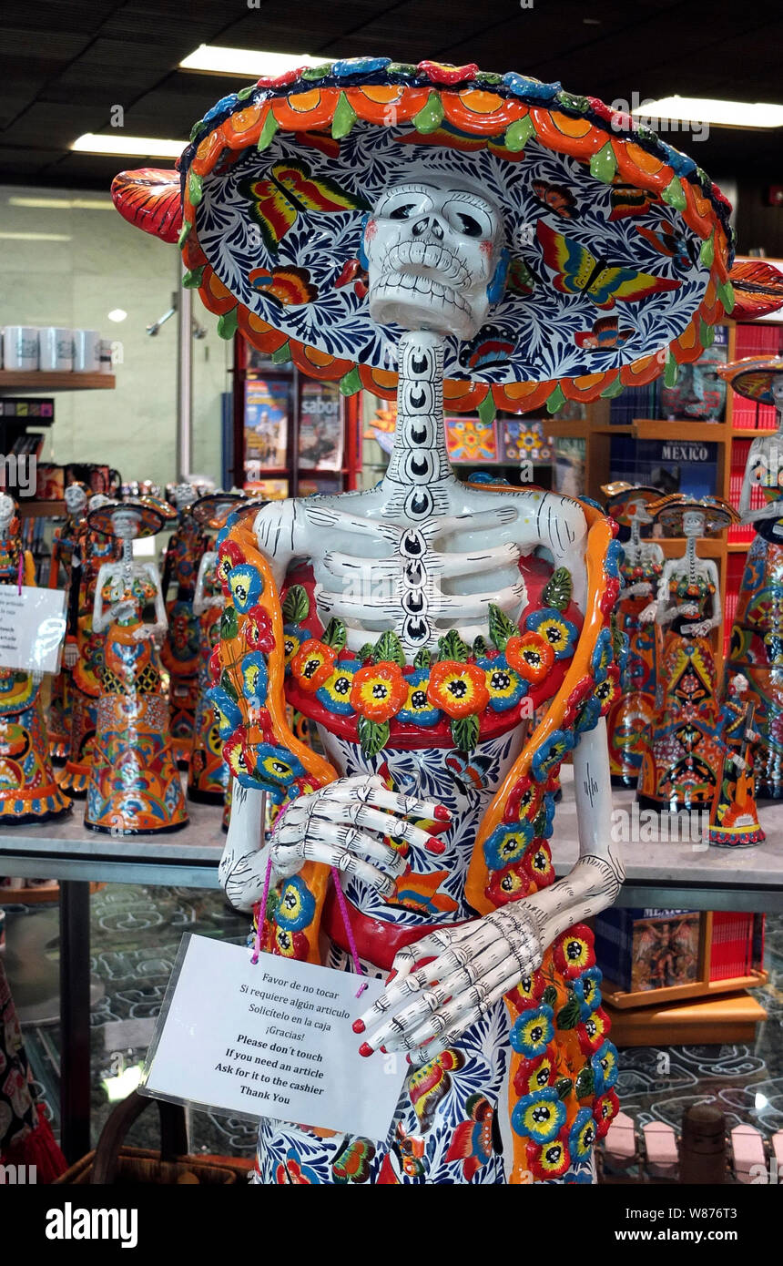 Ein calaca ist ein Bild eines Schädels oder Skelett (in der Regel menschliche) Allgemein für die Dekoration Während der mexikanischen Tag der Toten Festival verwendet, obwohl sie das ganze Jahr über vorgenommen werden. Rückverfolgung ihrer Herkunft von Aztec Bilder, calacas sind häufig mit Ringelblume Blumen und Blätter angezeigt. Wie bei anderen Aspekten der Tag der Toten Festival, calacas werden in der Regel als freudige eher als traurige Zahlen dargestellt. Sie sind oft gezeigt, festliche Kleidung, Tanzen und Spielen von Musikinstrumenten ein glückliches Leben nach dem Tod zu geben. Stockfoto