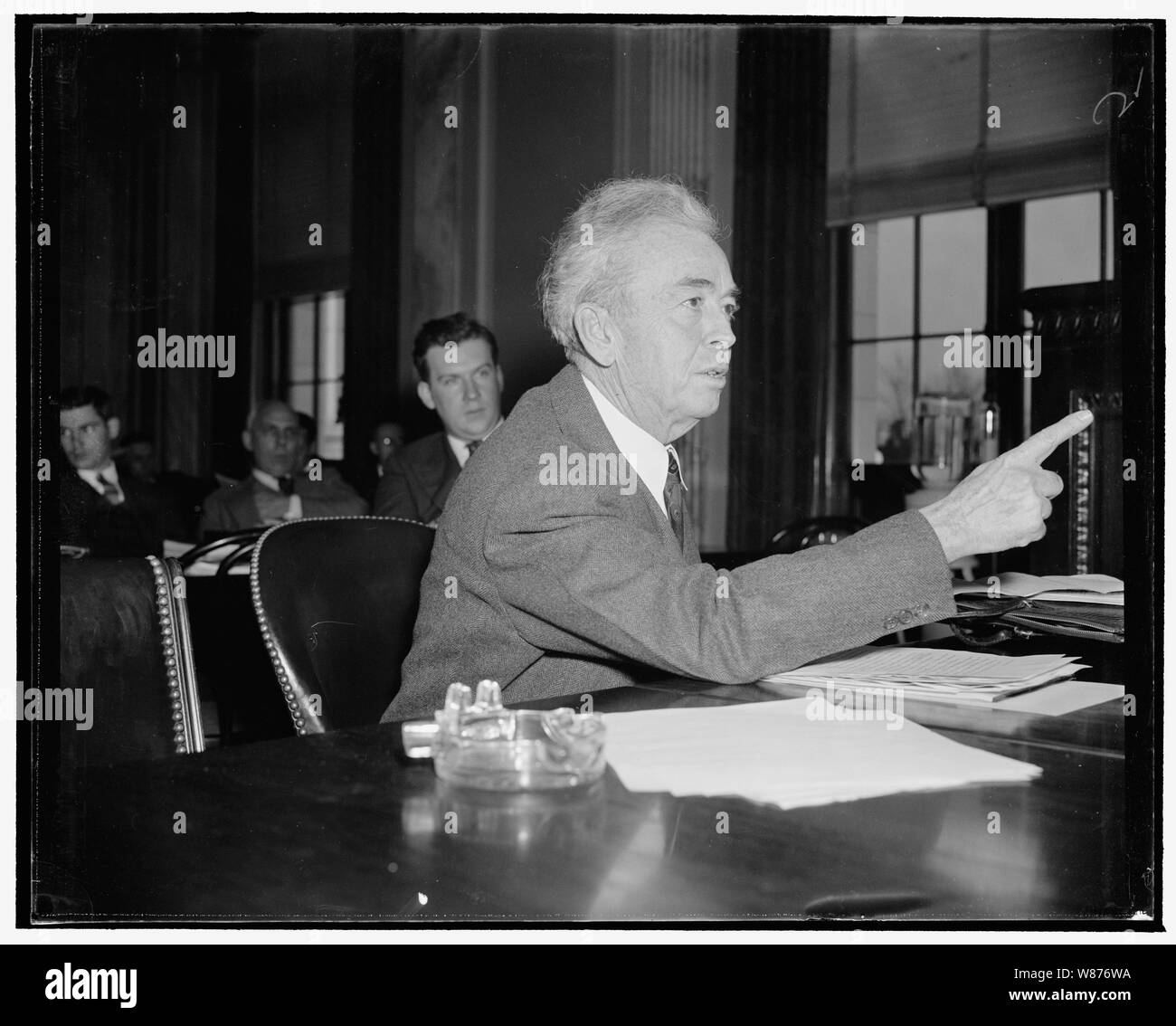 556,000,000 $ für die Verbraucher von Elektrizität durch TVA gespeichert, TVA Ausschuss gesagt. Washington, D.C., 31.12.10. John Rankin, der Mississippi, sagte der Gemeinsamen Kongreßausschuß untersucht die Tennessee Valley Authority, dass die Stromversorgung des TVA yeardstick in einer jährlichen Einsparung von $ 556,000,000 zu Verbraucher von Elektrizität geführt hatte. Rep. Rankin ist Mitverfasser der Tennessee Valley Authority Act, 12/10/38 Stockfoto