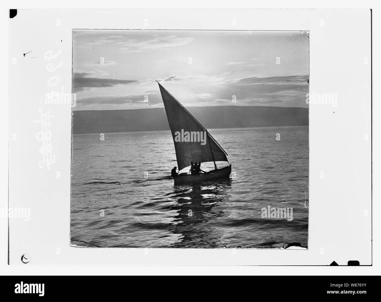 Und es ward eine große Stille. Segelboot bei Sonnenaufgang Stockfoto