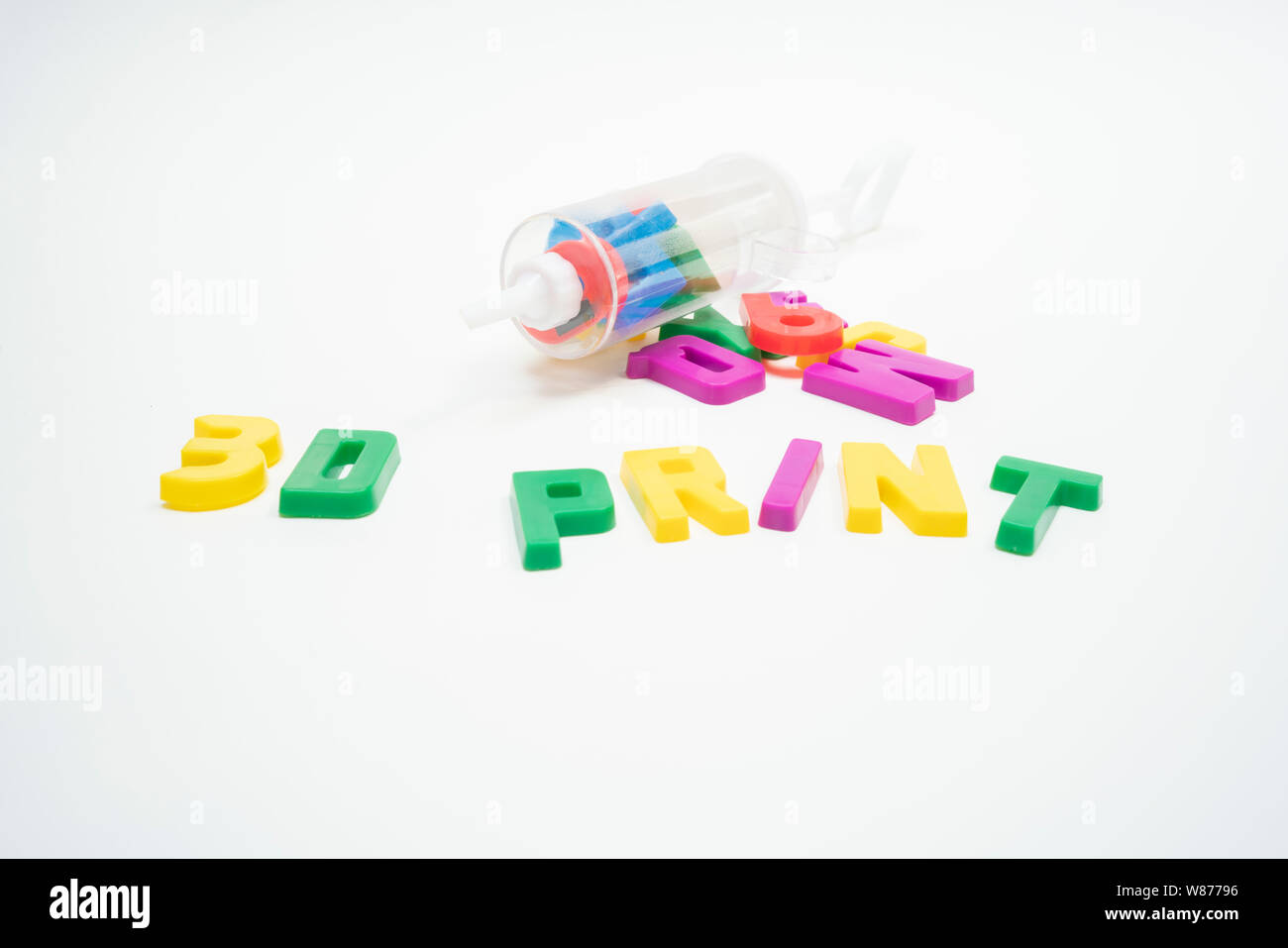 Eine Plastikspritze voller Kunststoff Buchstaben und Zahlen neben einigen anderen Schreibweise 3D-Drucken Stockfoto