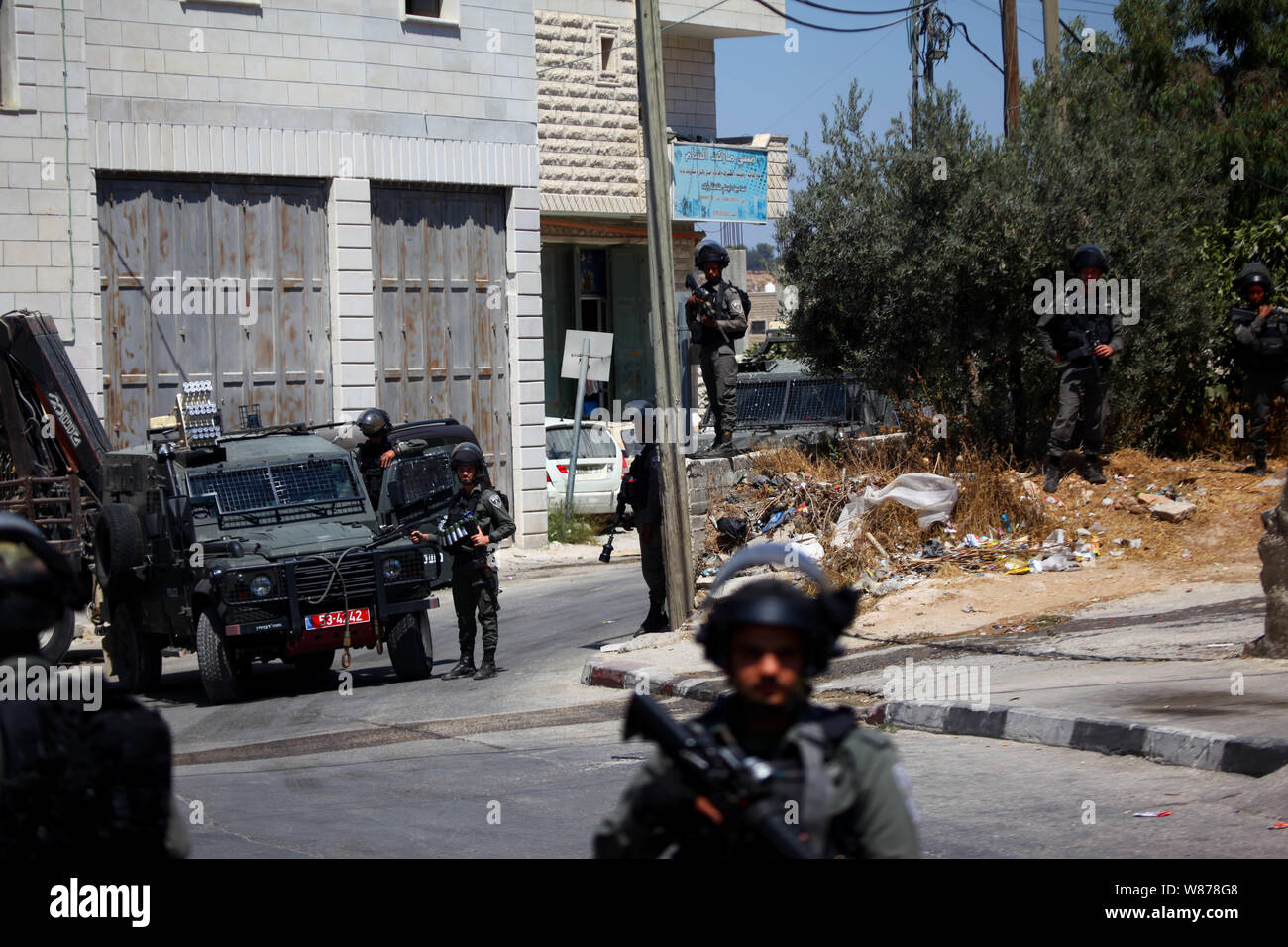 (190808) - Hebron, August 8, 2019 (Xinhua) - israelische Soldaten halten Wache in der Nähe der israelischen Siedlung von migdal Oz, in der Nähe der West Bank Stadt Hebron, Aug 8, 2019. Israelische Streitkräfte in der südlichen West Bank der Stadt Beit Fajjar in der Nähe von Hebron am Donnerstag Morgen überfallen, nach der israelischen Behörden, sagte ein Soldat gefunden wurde, die in dem seuchenverdächtigen erstechen Angriff außerhalb einer Siedlung im Westjordanland getötet, der Palästinensischen Quellen. Die gesamte Migdal Oz Bereich in der südlichen West Bank wurde für die Fahndung, in dem die israelischen Streitkräfte durch kommerzielle Geschäfte gekämmt und beschlagnahmten Überwachungskameras versiegelt. (Foto durch Stockfoto