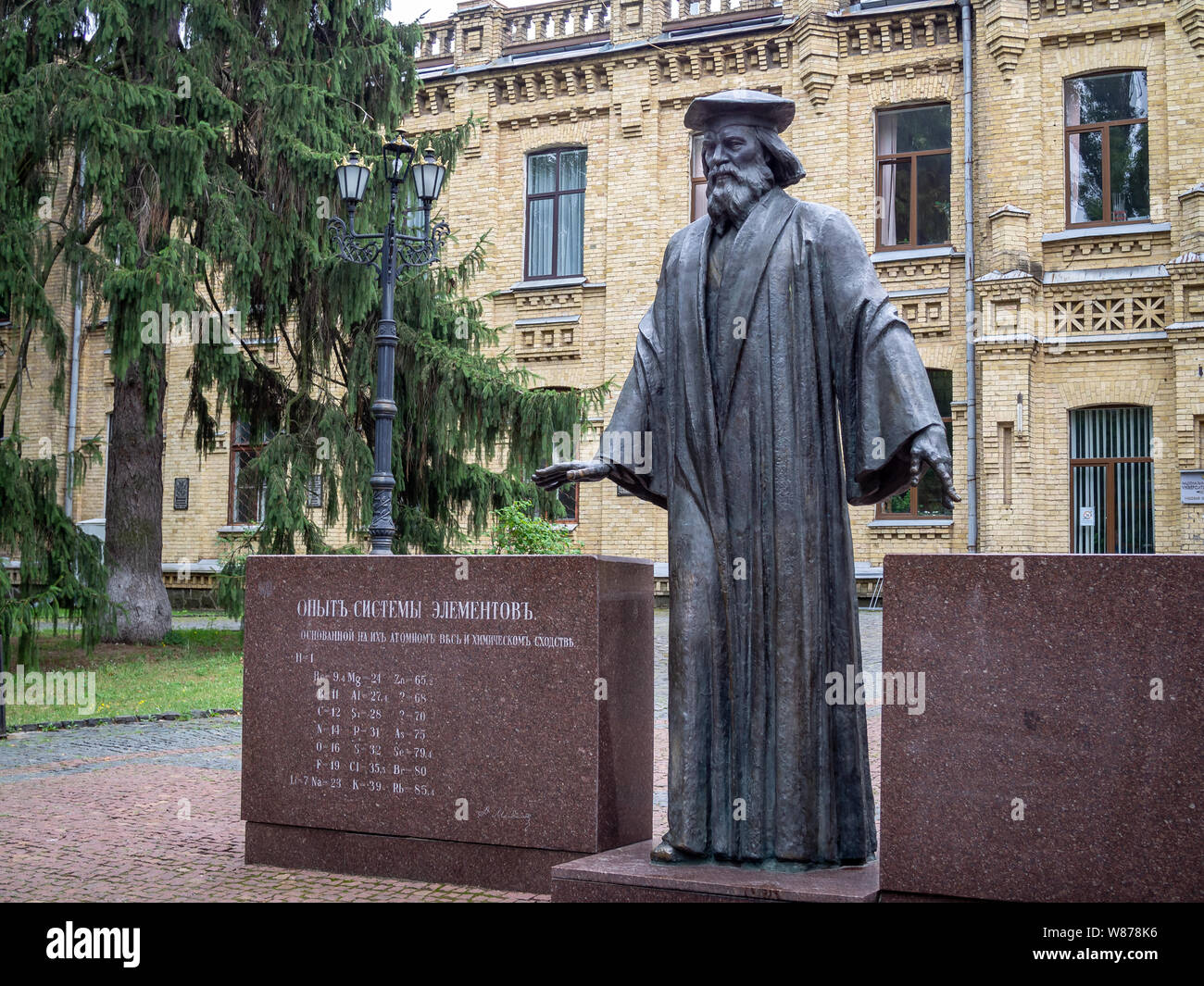 Kiew, Ukraine - Juli 23, 2019: Denkmal für russische Wissenschaftler Medeleyev in der Nähe von Gebäude Nr. 4 (Chemie und Technologie) von Igor Sikorsky Kyiv Polytechnic Ins Stockfoto