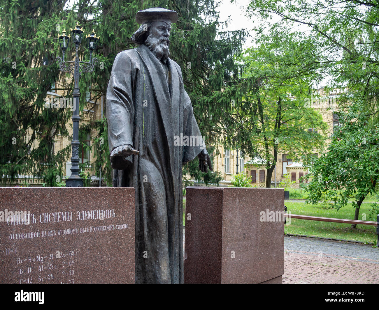 Kiew, Ukraine - Juli 23, 2019: Denkmal für russische Wissenschaftler Medeleyev in der Nähe von Gebäude Nr. 4 (Chemie und Technologie) von Igor Sikorsky Kyiv Polytechnic Ins Stockfoto