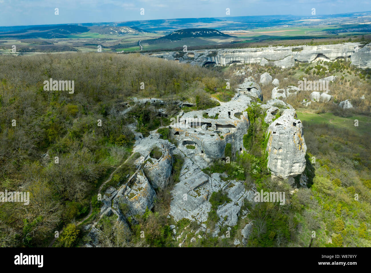 Flying drone oberhalb der Höhle Stadt Eski-Kermen, in der Nähe der Stadt Bachtschyssaraj, Krim Stockfoto