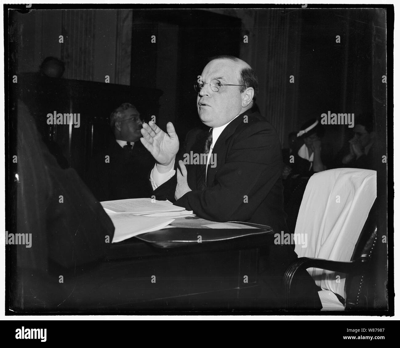 Sagt NLRD Kritik durch den Mangel an Federal mediation Service ausgefällt. Washington, D.C., 15. William M Leiseron, Mitglied des NLRB, erklärte der Senat Bildung und ein Großteil der bereits existierenden Kritik könnte durch eine stärker föderale Mediation Service vermieden worden. Er führte der Ausschuss die Anhörungen auf der Wagner () Änderungen () vor kurzem vorgeschlagen, ein gutes Lachen heraus, dass die Autorität des Vorstands endet auf Kollektivverhandlungen zustimmen. "Die des Vorstands endet dort. Die Akte dann Ende einer glücklichen Leben danach. Wer verheiratet ist, weiß, dass es nicht die ganze Geschichte Stockfoto