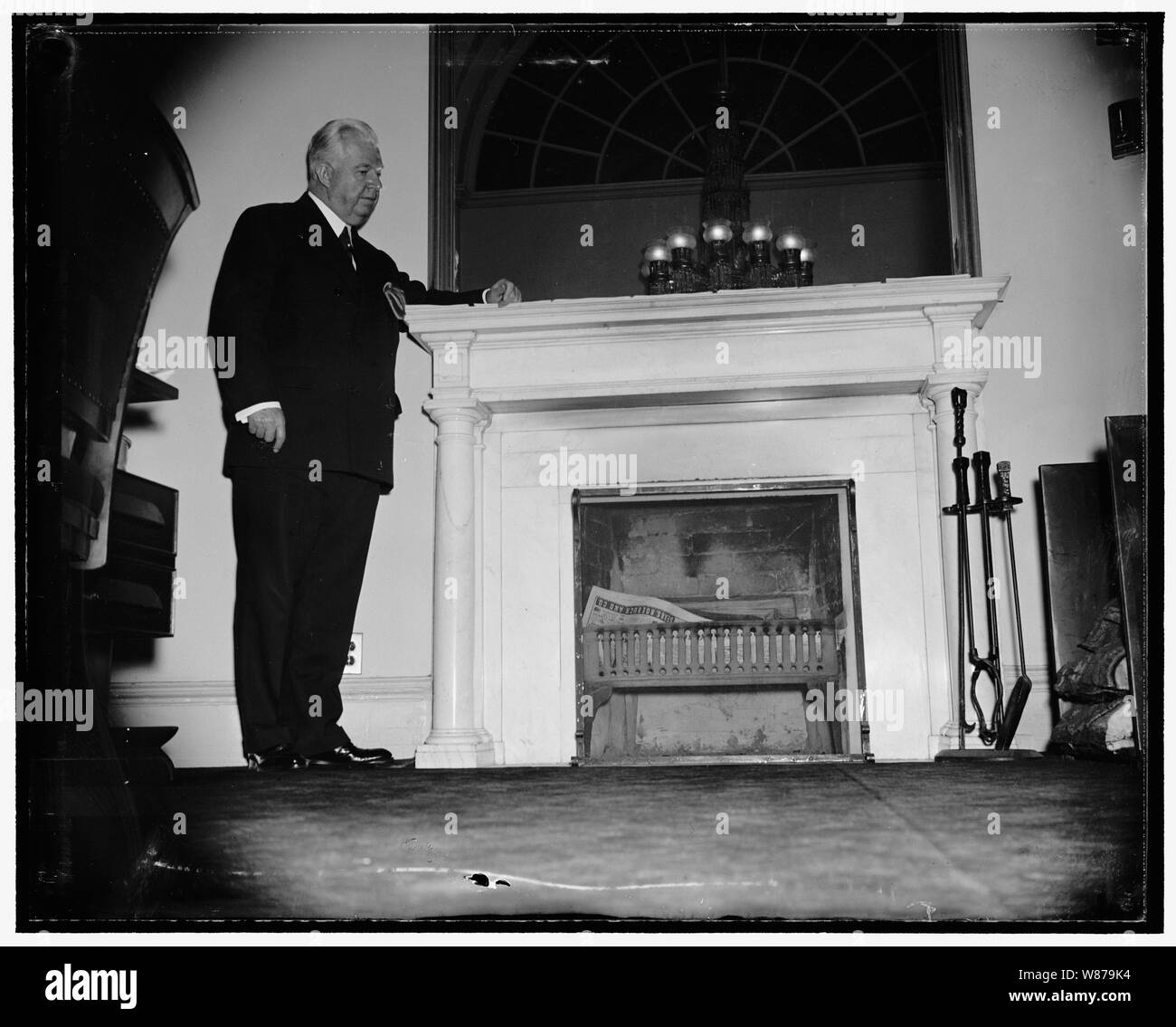 Historischen Kamin. Washington, D.C., Sergeant der Arme von Senat, Chesley W. Jurney ist stolz auf Kamin in seinem Büro in der Hauptstadt. Das Büro wurde ursprünglich durch den Obersten Gerichtshof der USA in einem Konferenzraum, wo der Kamin im Jahr 1800 installiert wurde. Es ist immer noch Pflicht, an kühlen Tagen, 3/24/38 Stockfoto