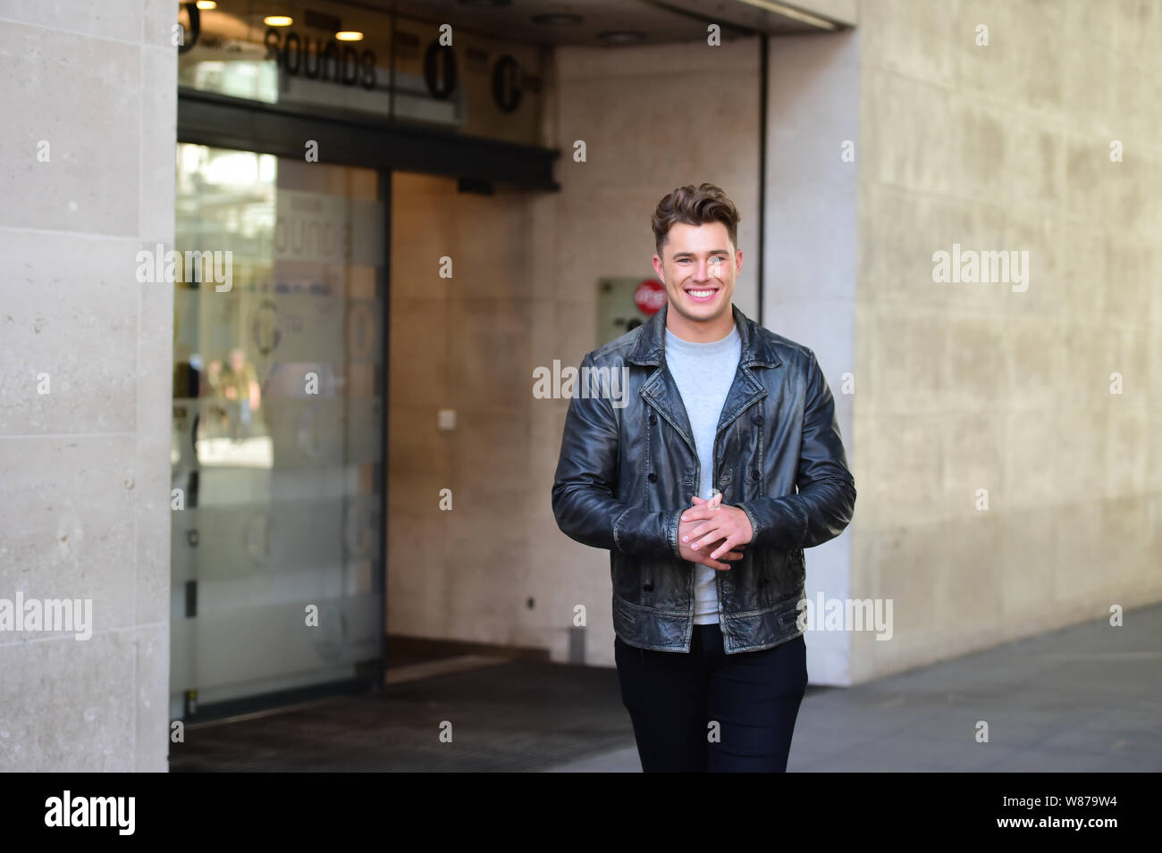 Curtis Pritchard außerhalb Radio 1 Studios, wo er gab bekannt, dass der Größte Tänzer wird als der Angestellte an der Rezeption. Stockfoto